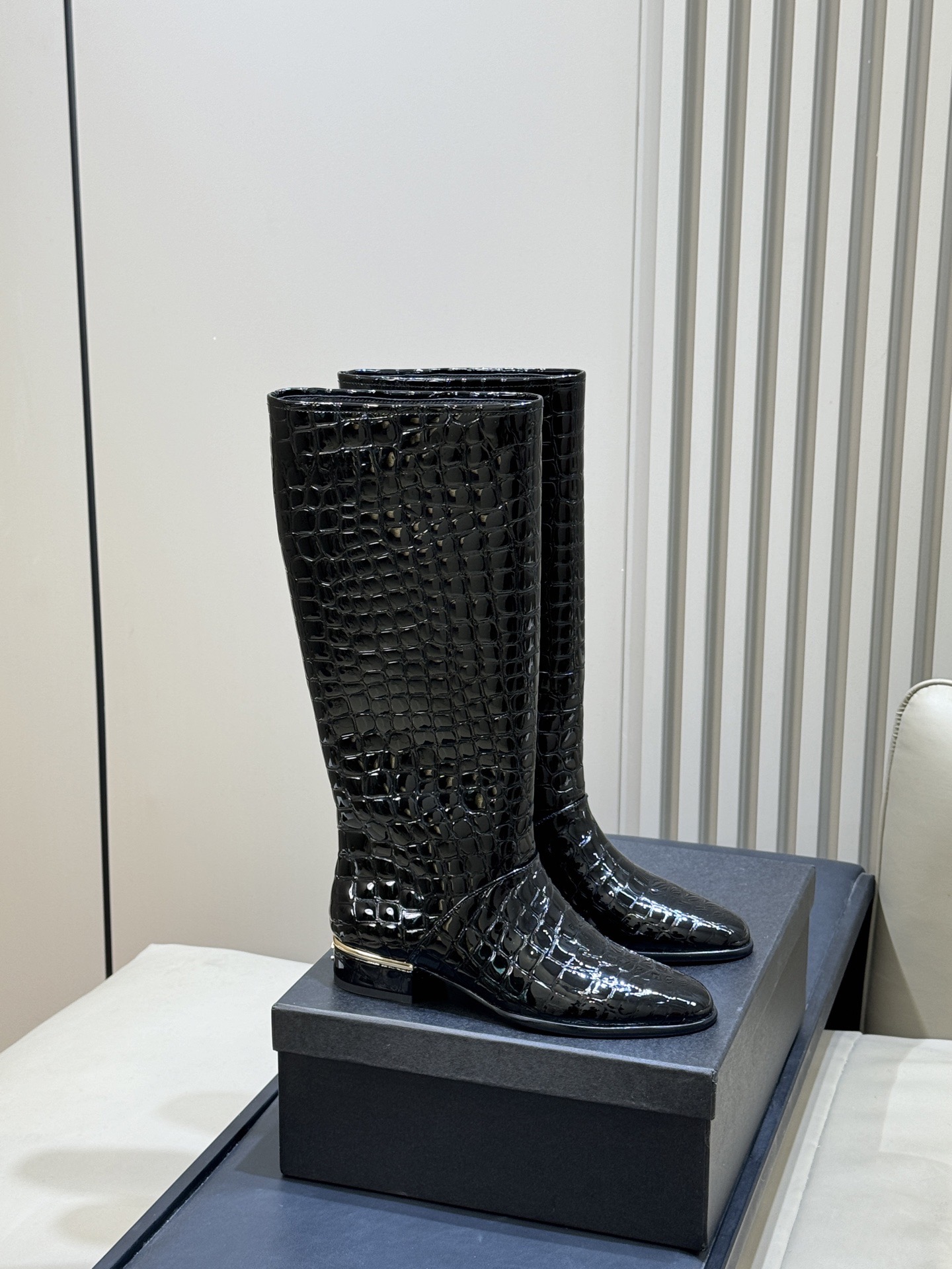 Сапоги женские Chanel Métiers d’art High Boots черного цвета