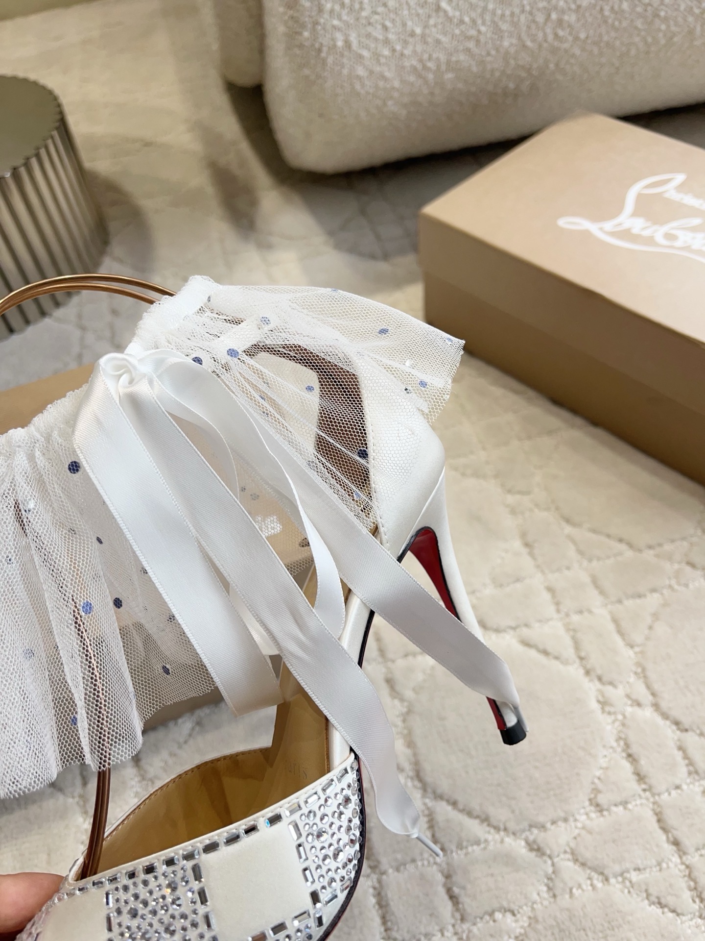 Туфли женские Christian Louboutin So Kate со съемной сеткой и стразами белого цвета