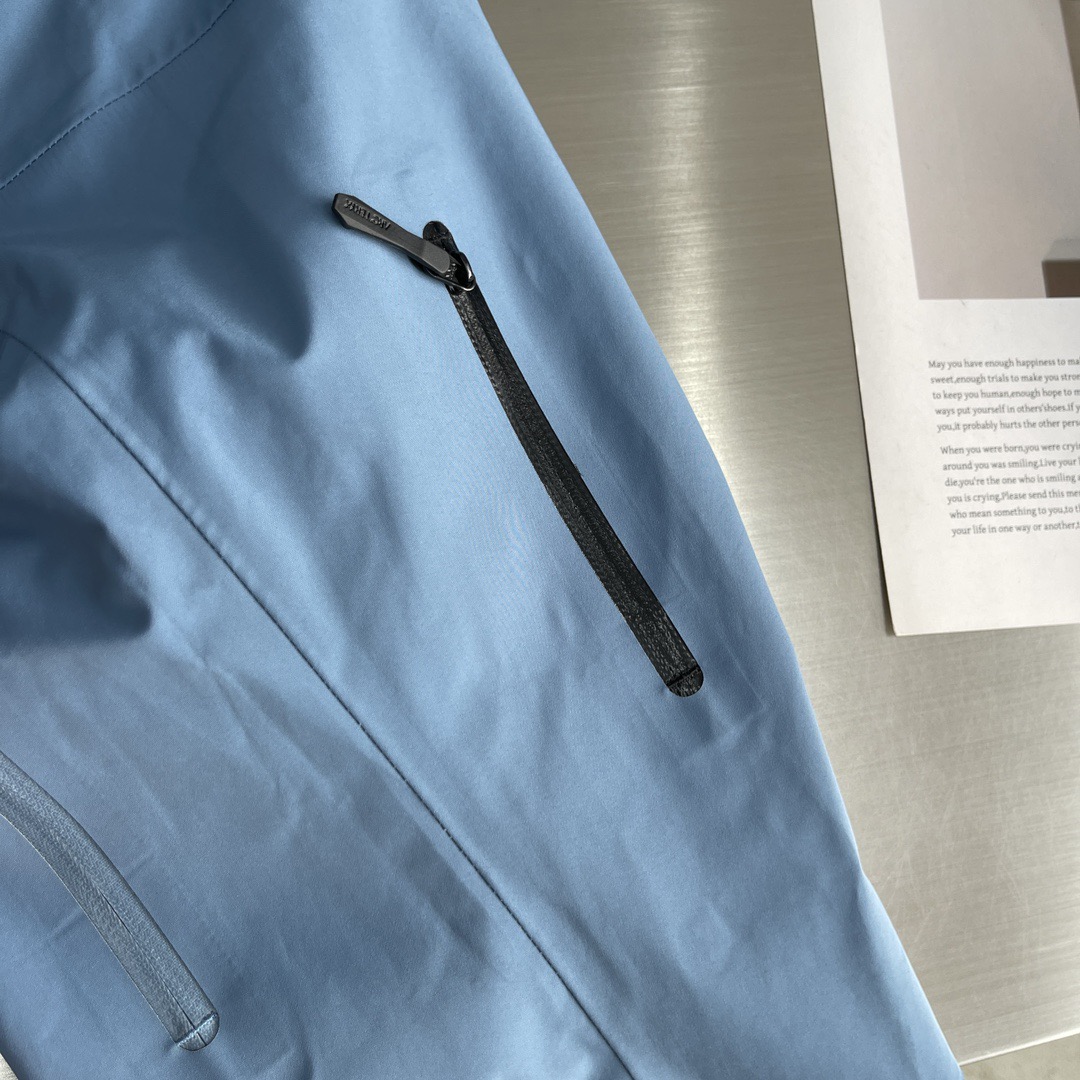 Куртка унисекс в стиле Arc'teryx Alpha SV с капюшоном голубого цвета