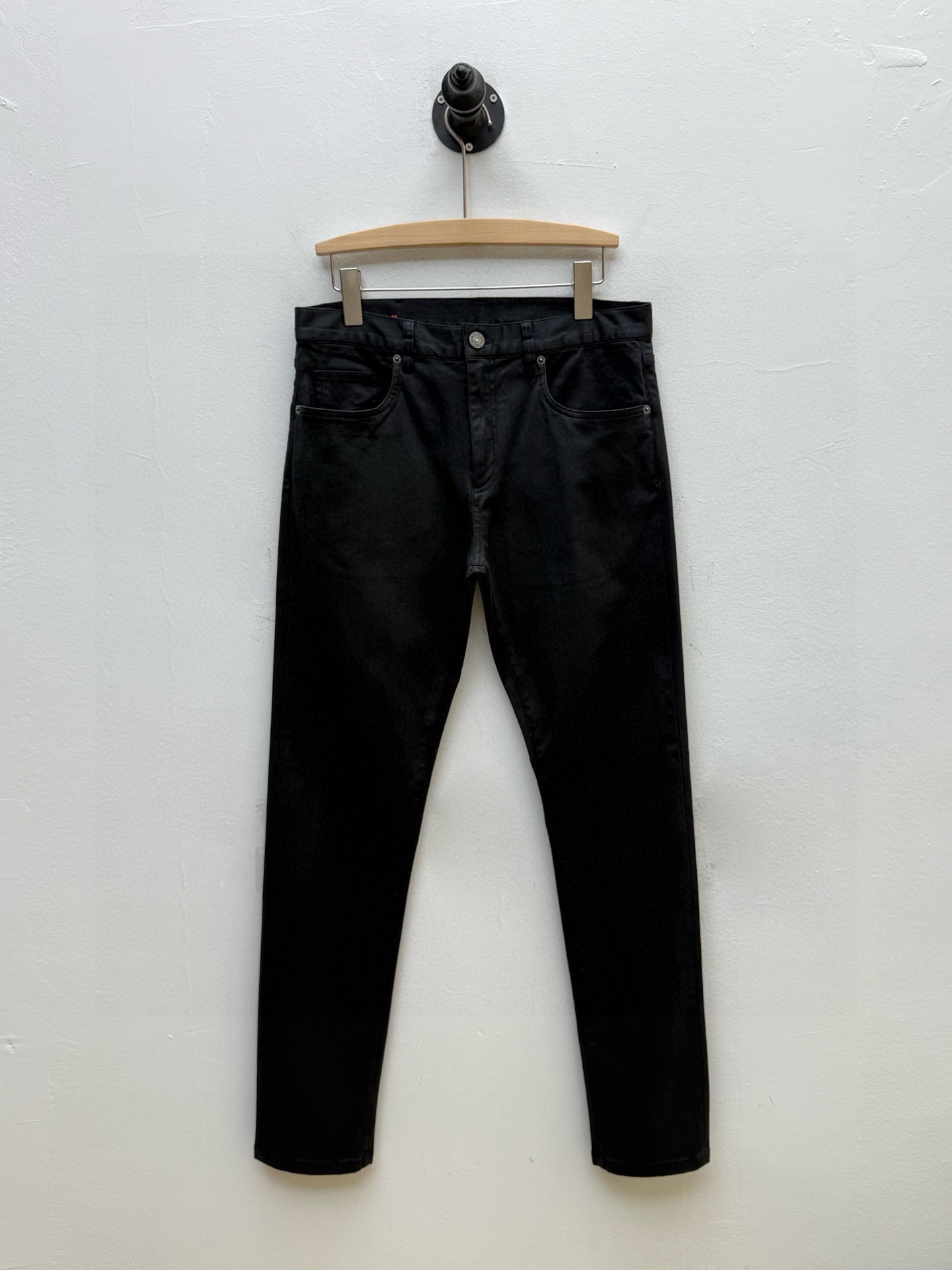 Джинсы мужские в стиле Zegna  чёрного цвета с кожаным патчем