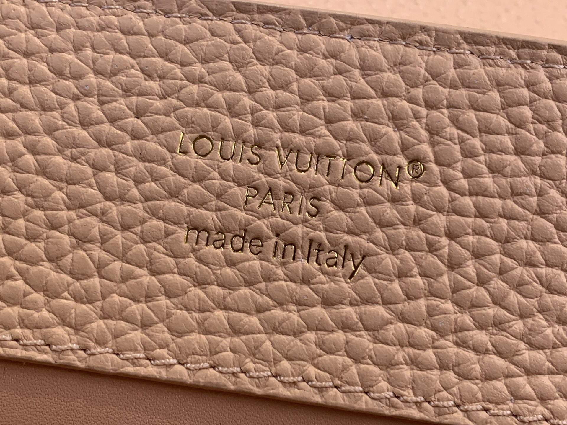 Сумка женская Louis Vuitton Capucines MM Confetti с декоративной цепочкой