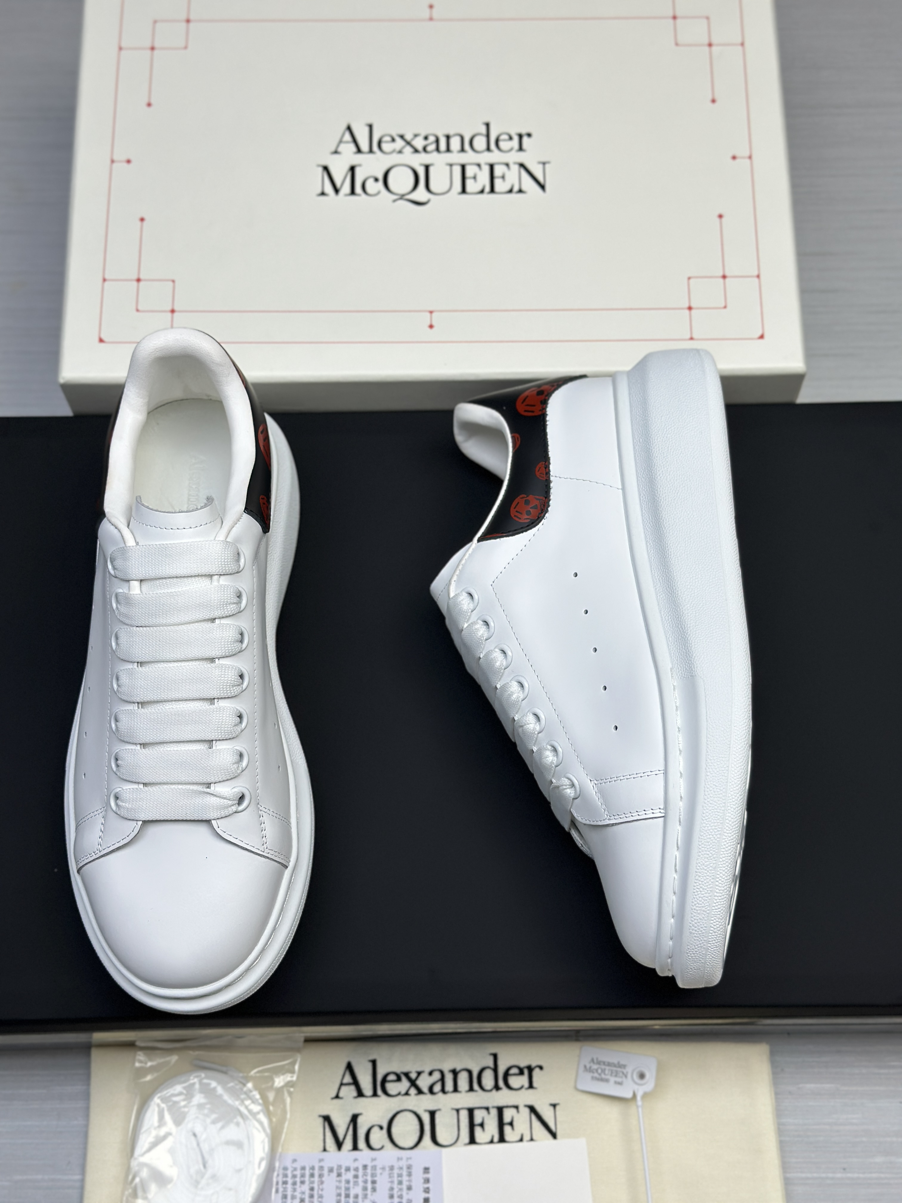 Кроссовки в стиле Alexander McQueen Oversized Sneaker белого цвета с контрастной пяткой