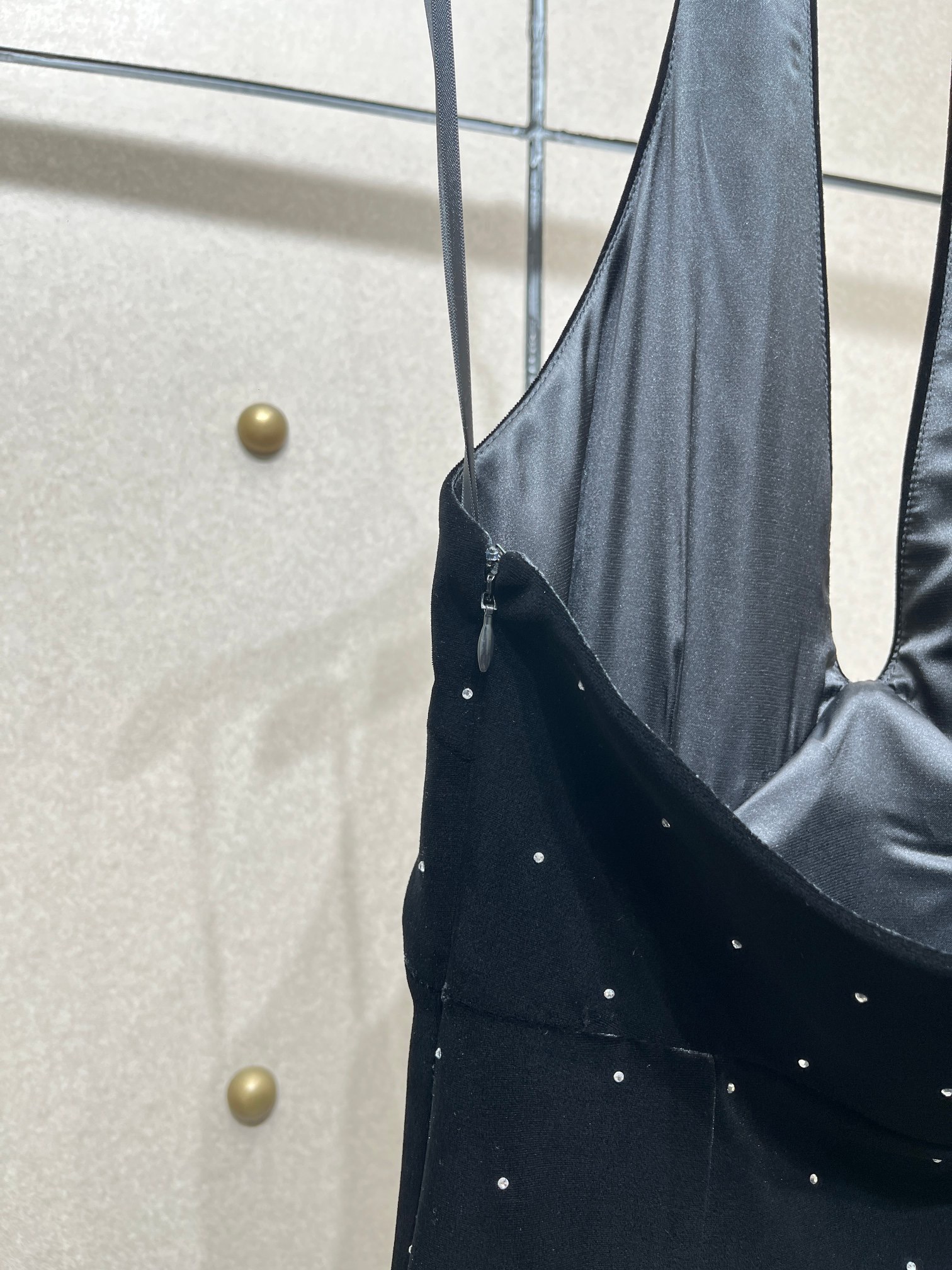 Платье женское из эластичного текстиля чёрного цвета с декором из кристаллов и бантом