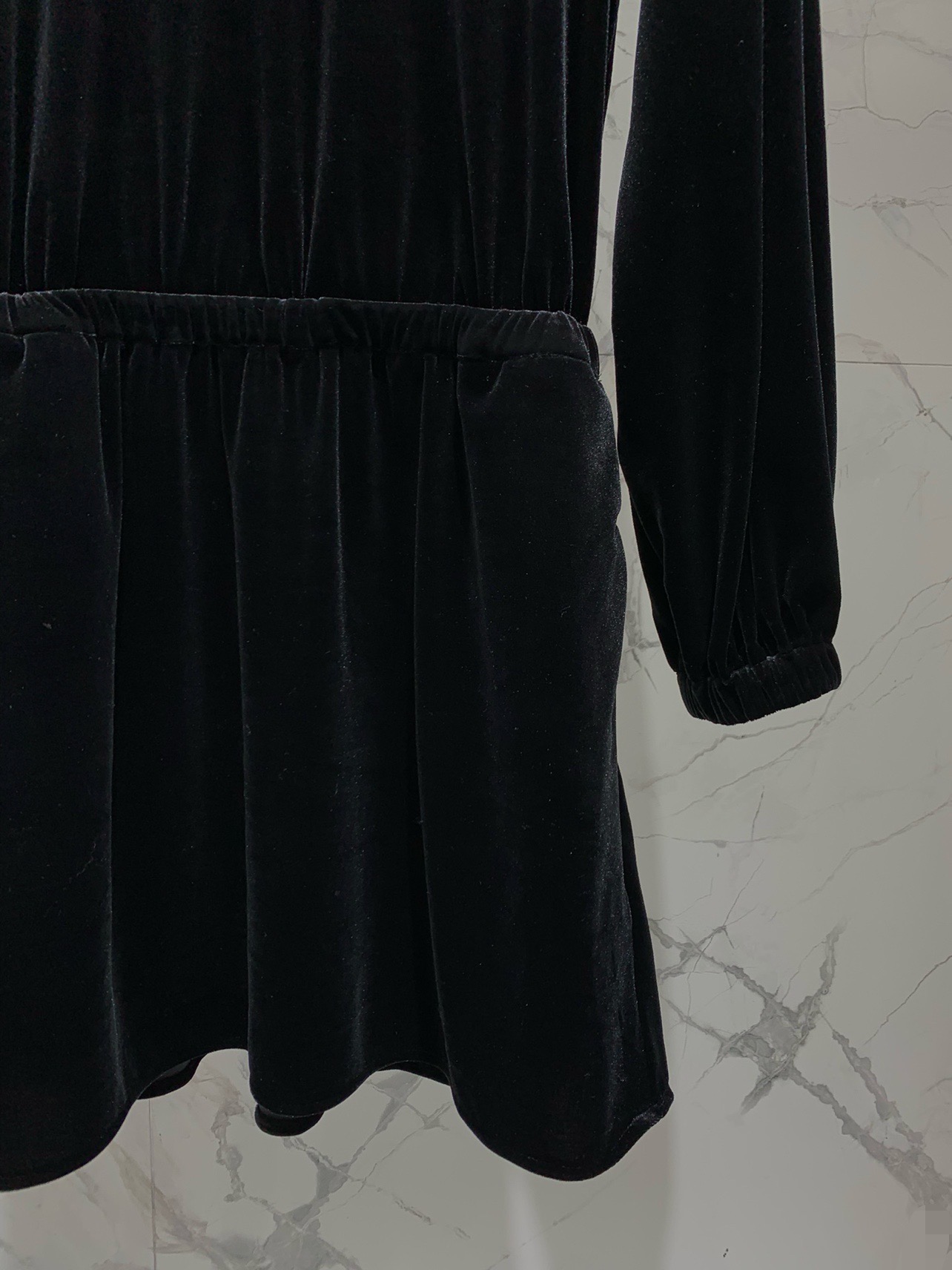 Платье женское в стиле Saint Laurent чёрного цвета с декоративной отделкой воротника