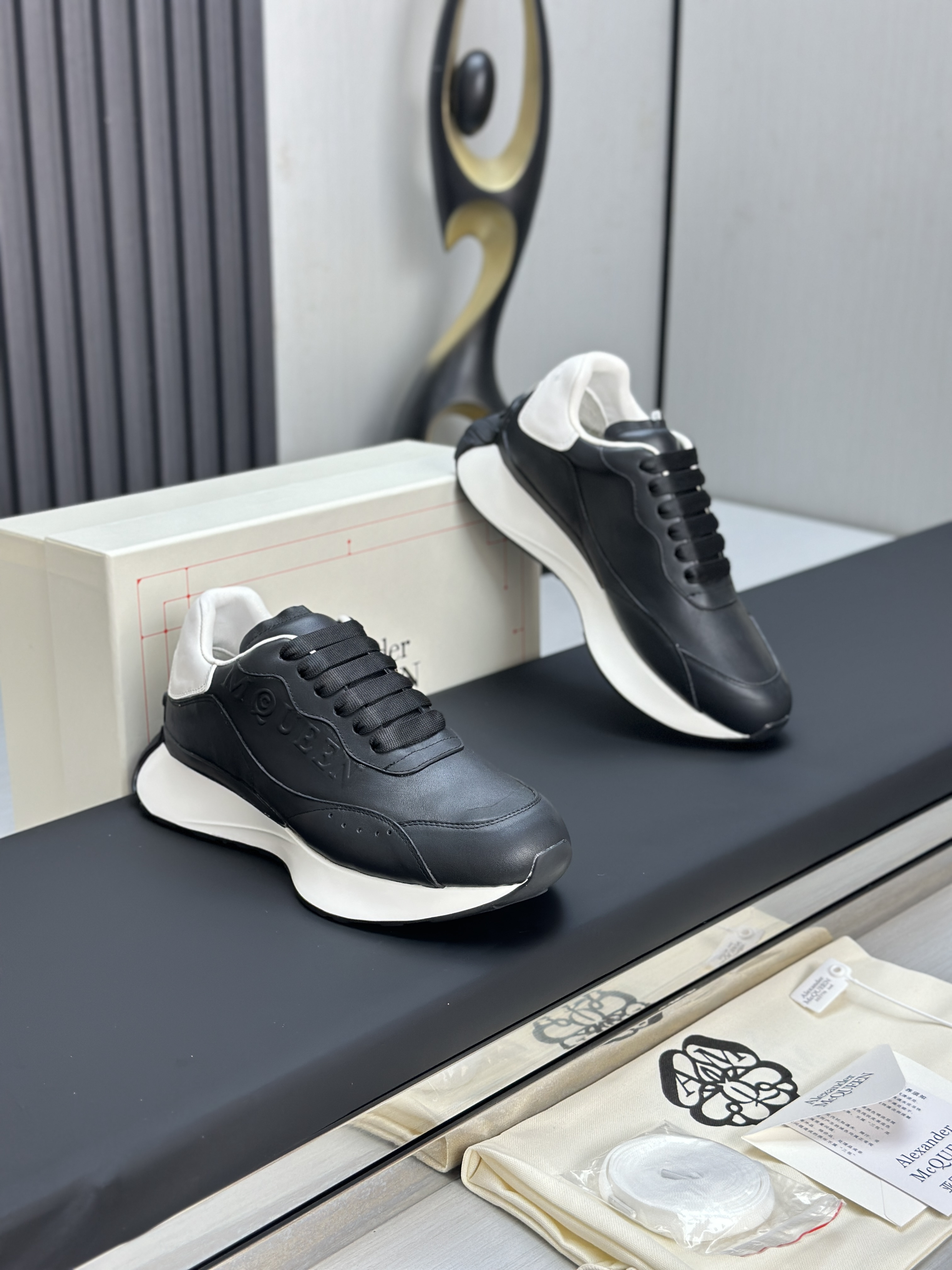 Кроссовки в стиле Alexander McQueen чёрного цвета с боковым логотипом