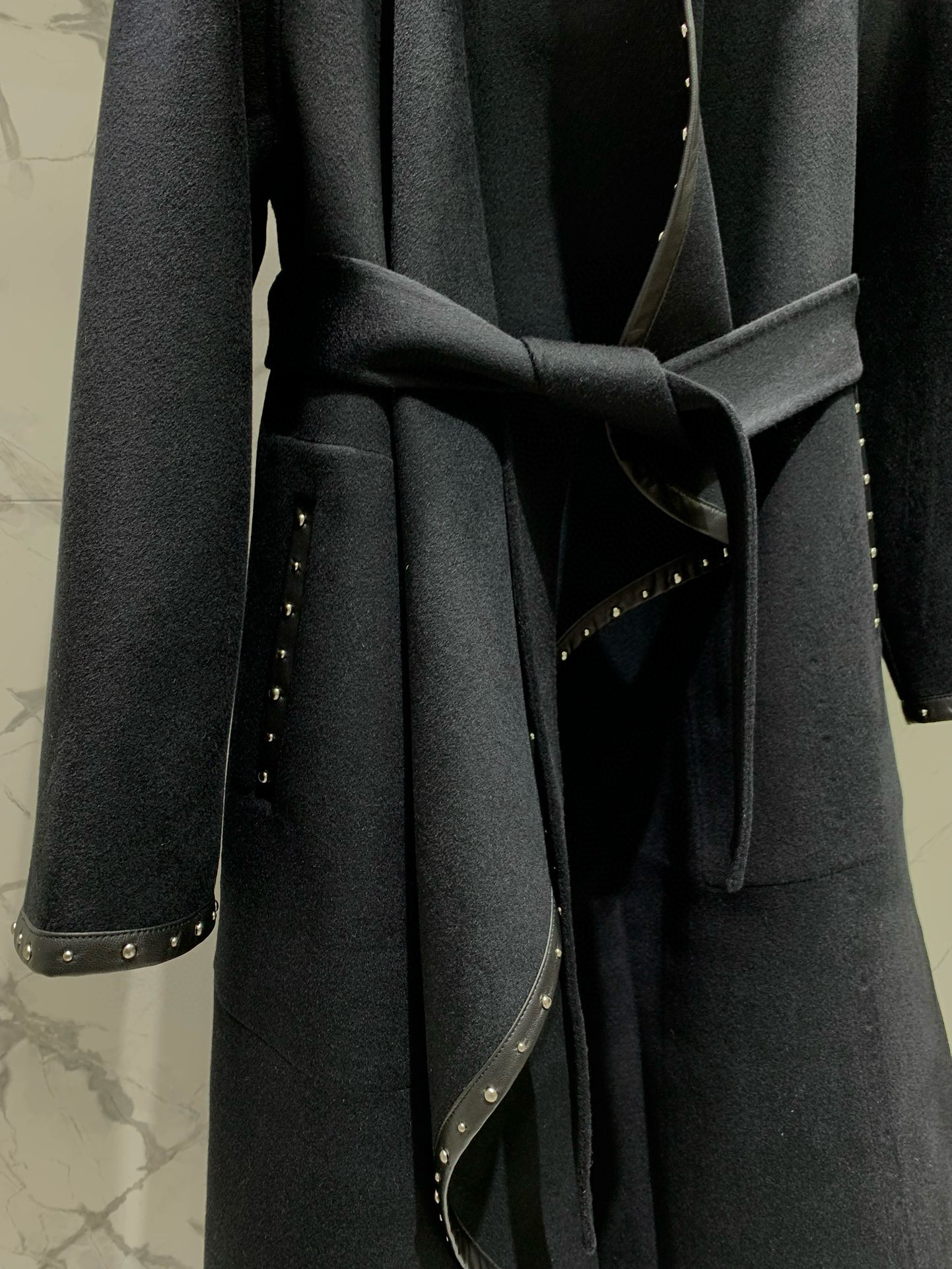 Пальто женское в стиле Hermès из шерсти с кожаными вставками и заклёпками