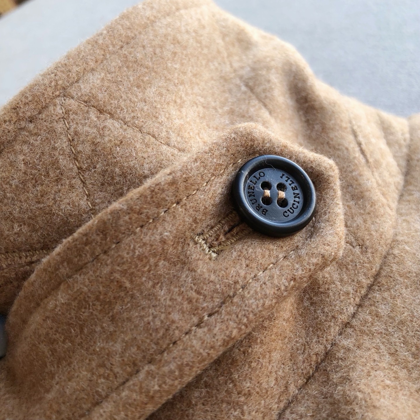 Куртка мужская Brunello Cucinelli коричневого цвета со съёмным воротником из овчины