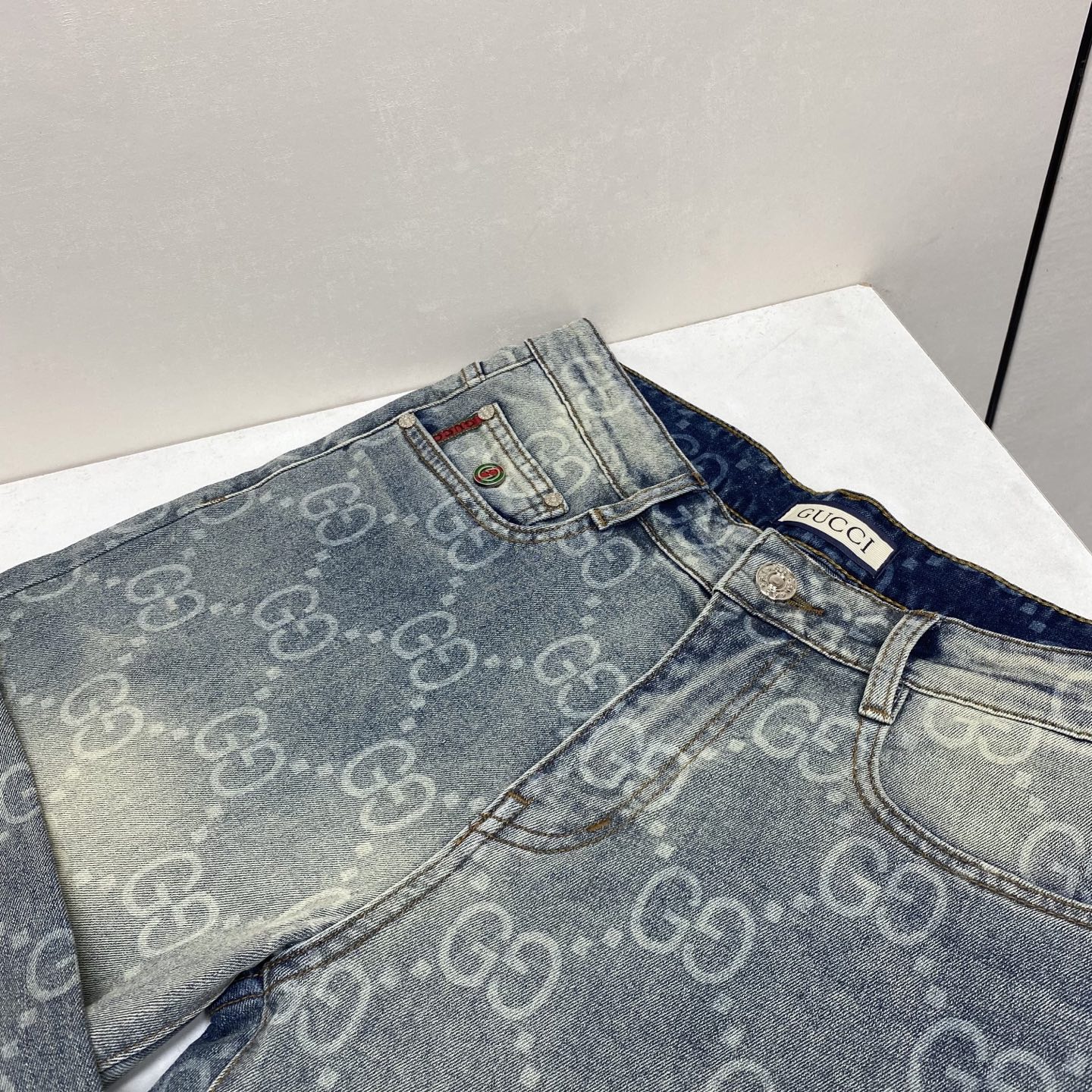 Джинсы мужские в стиле Gucci голубого цвета с эффектом варки и монограммным узором