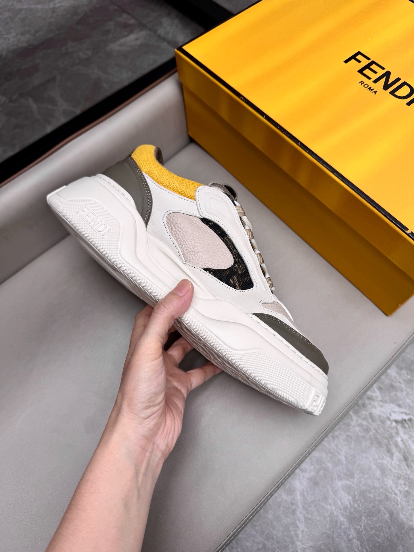 Кроссовки мужские в стиле Fendi бежевого цвета с жёлтыми акцентами