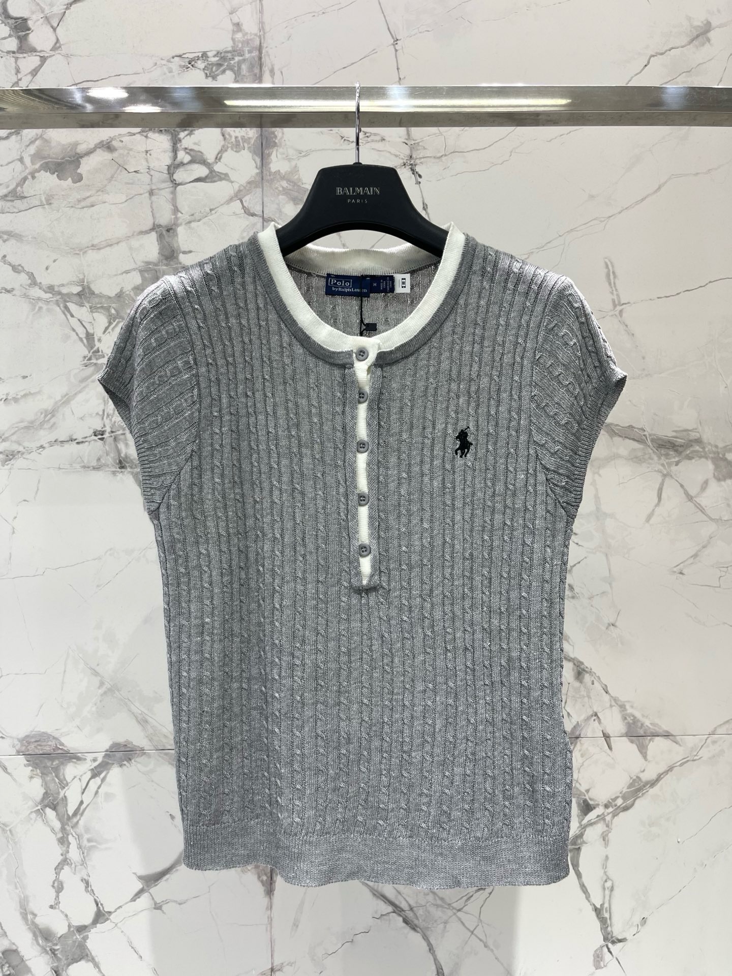 Джемпер женский Polo Ralph Lauren Mini-Cable Short-Sleeve Henley  серого цвета с вышитой эмблемой