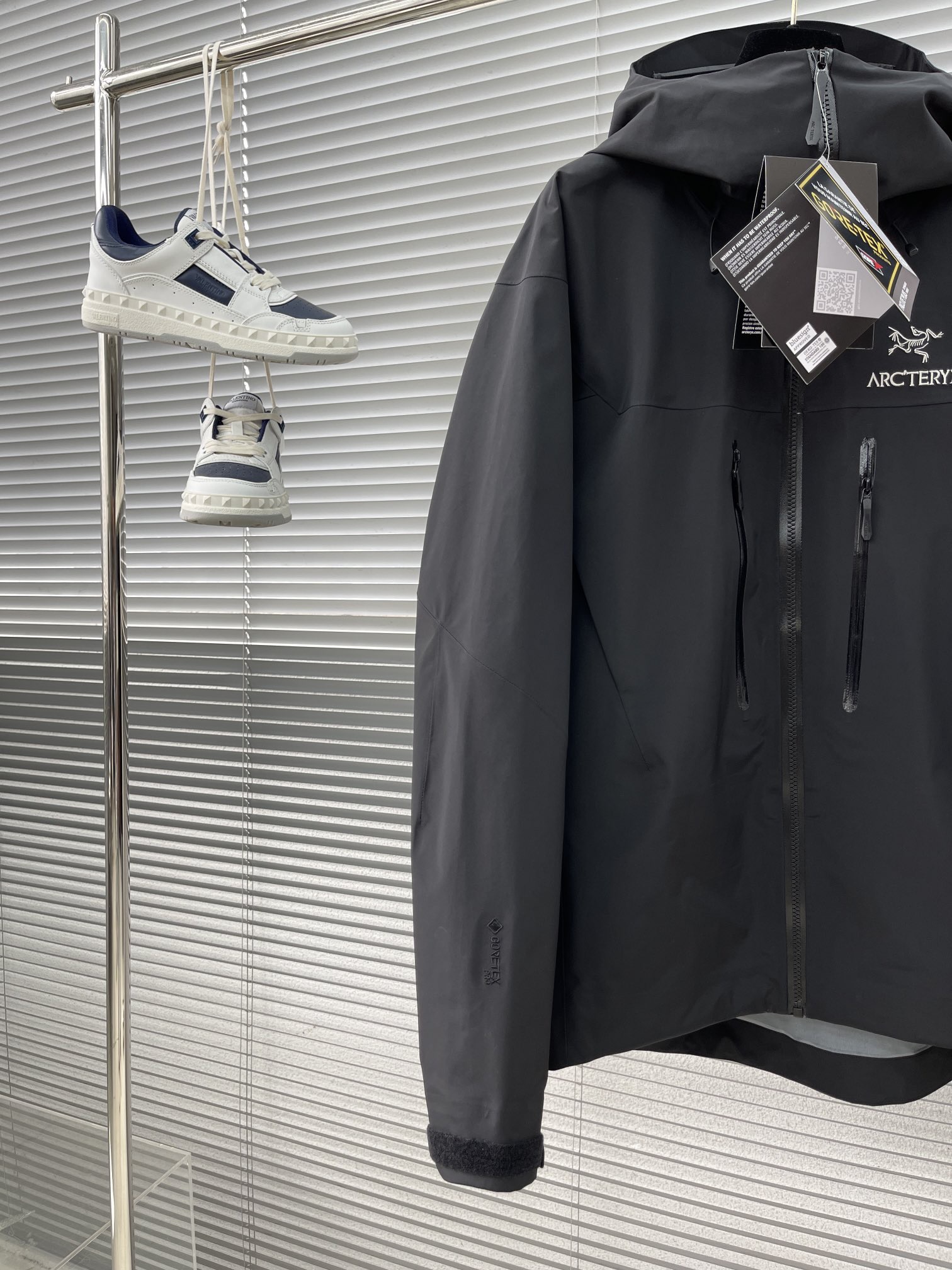 Куртка унисекс в стиле Arc'teryx Alpha SV с капюшоном чёрного цвета