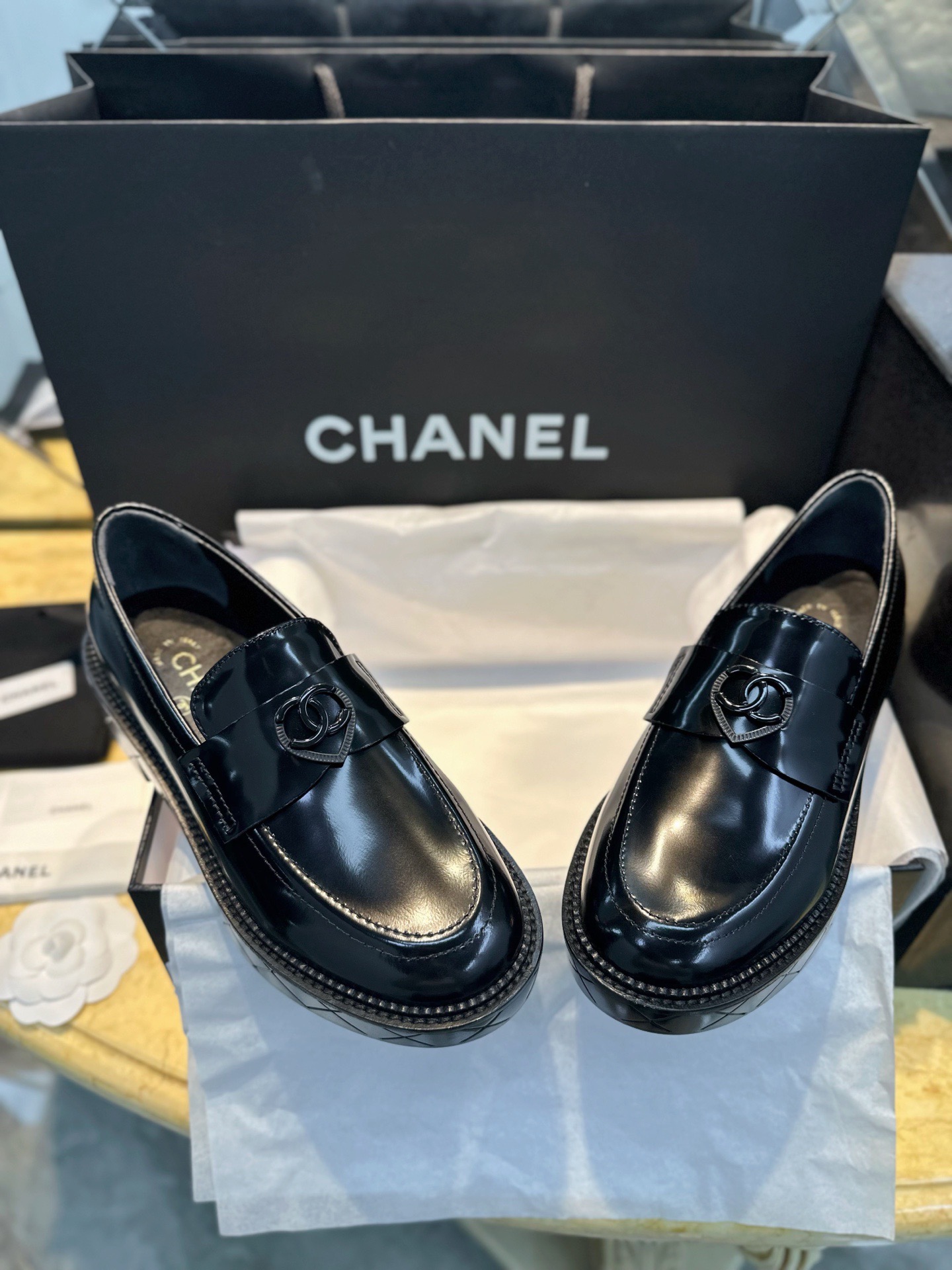 Лоферы женские в стиле Chanel из натуральной кожи черного цвета