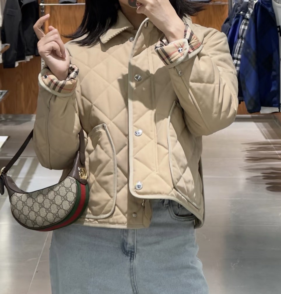 Куртка женская в стиле Burberry укороченная светло-коричневого цвета с вельветовым воротником