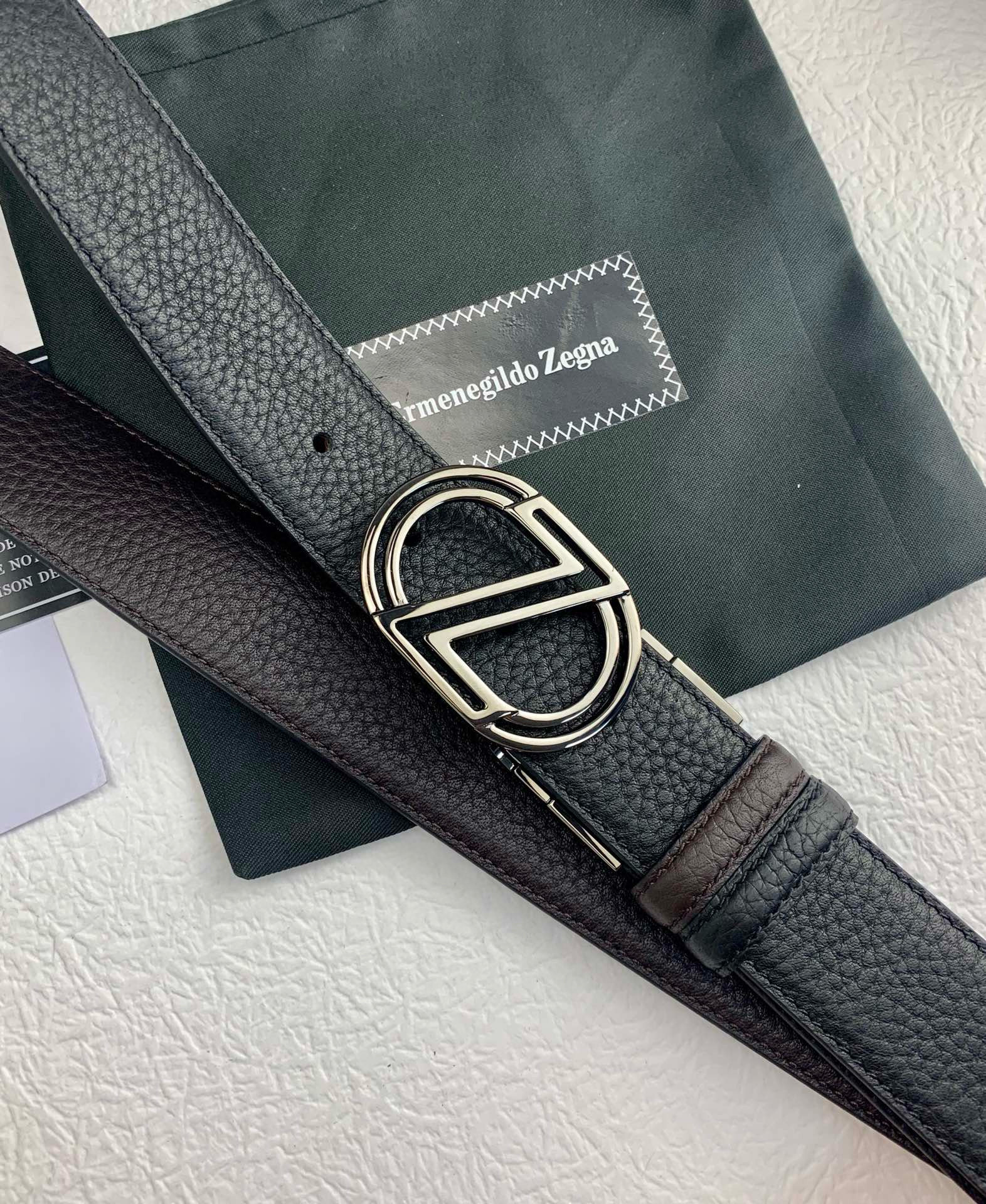 Ремень мужской двусторонний в стиле Ermenegildo Zegna из натуральной кожи чёрного и тёмно-коричневого цвета с фирменной пряжкой шириной 3.5 см