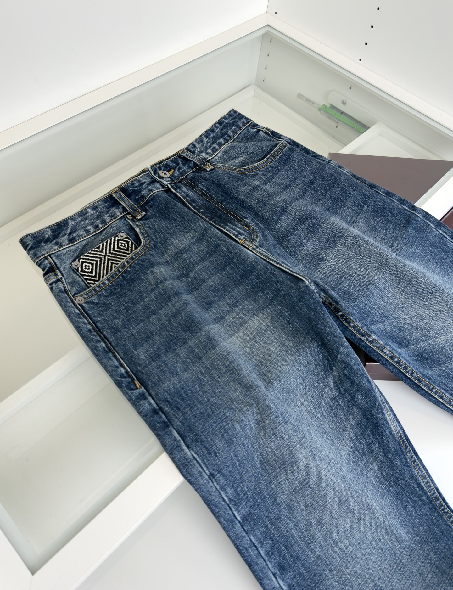 Джинсы мужские в стиле Valentino прямого кроя синего цвета из денима