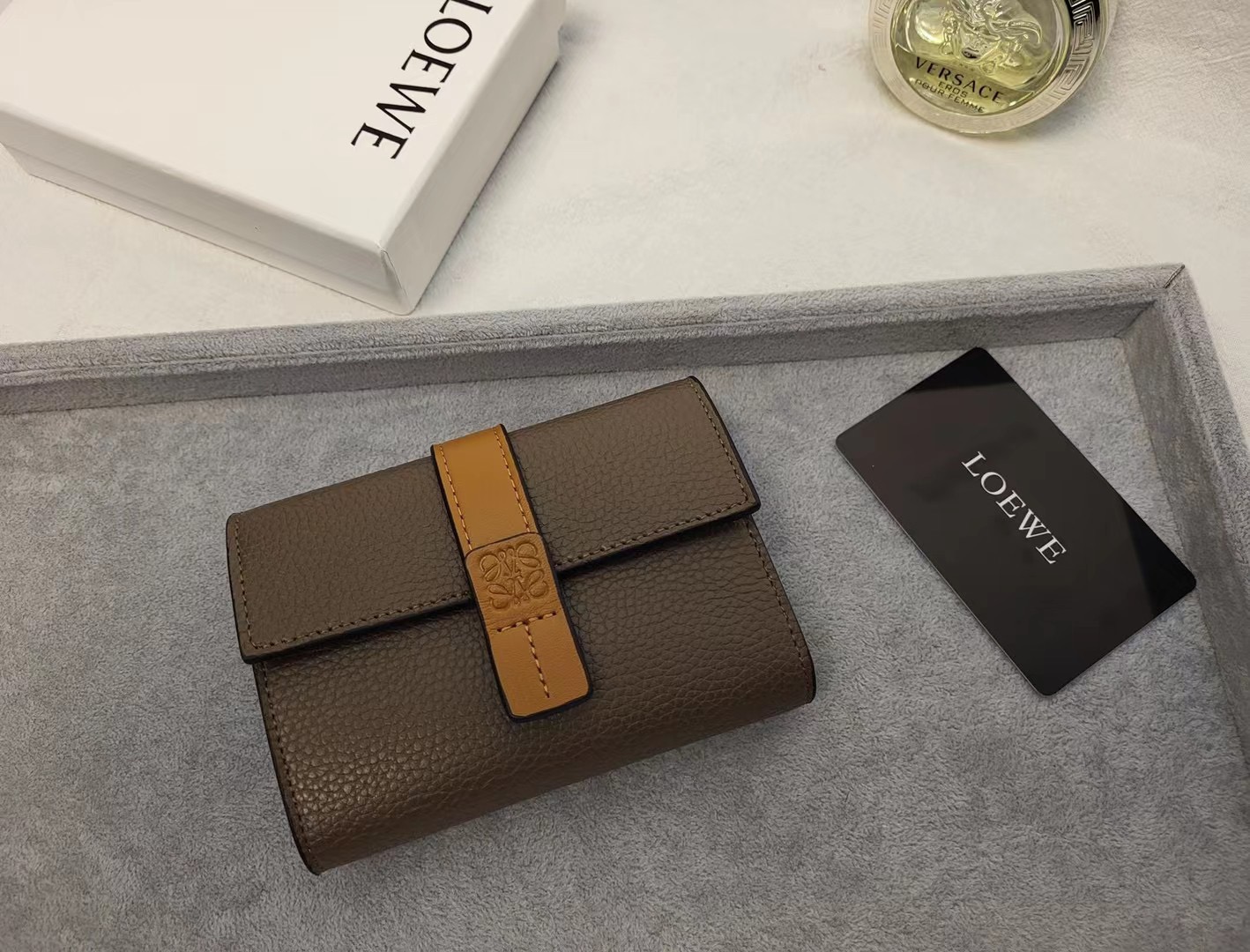 Кошелёк женский в стиле Loewe Anagram L1102 коричневого цвета с контрастным ремешком