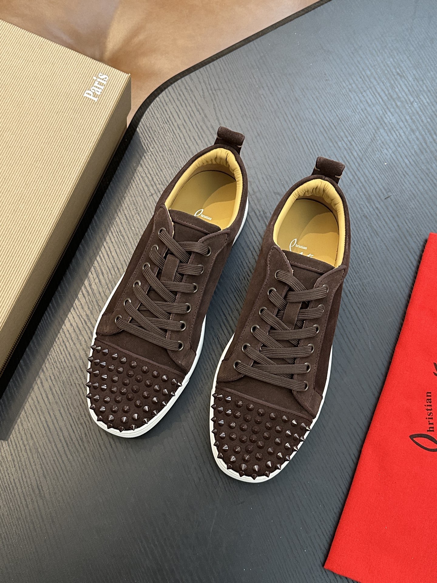 Кроссовки мужские в стиле Christian Louboutin коричневого цвета с шипами и белой подошвой