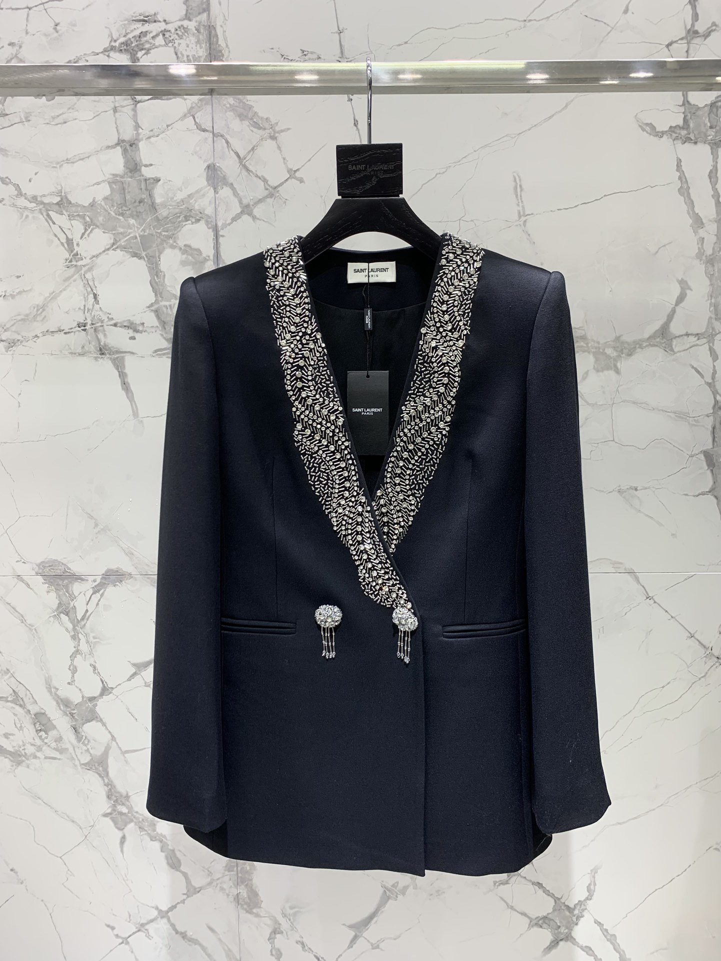 Платье-пиджак женское в стиле Saint Laurent из плотной костюмной ткани тёмно-синего цвета с жемчужным декором