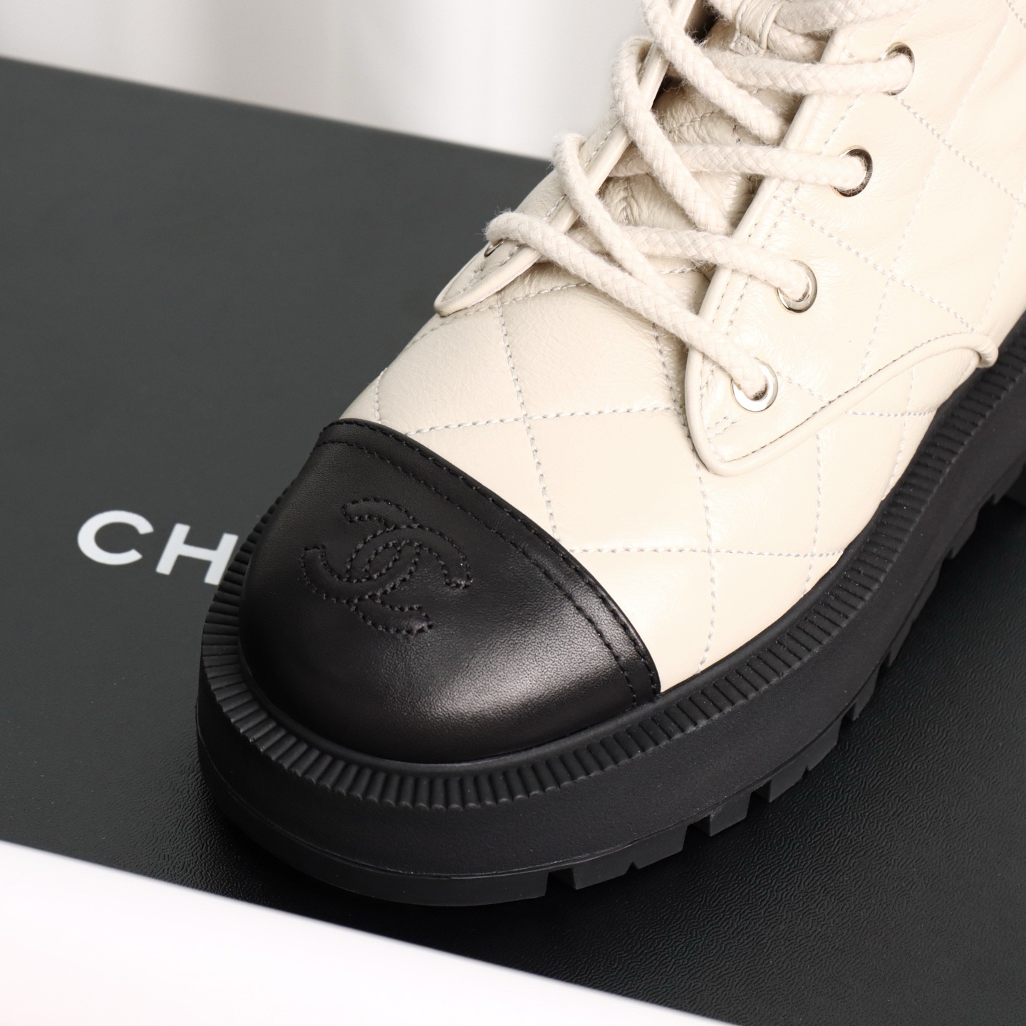 Ботинки женские Chanel молочно-чёрного цвета