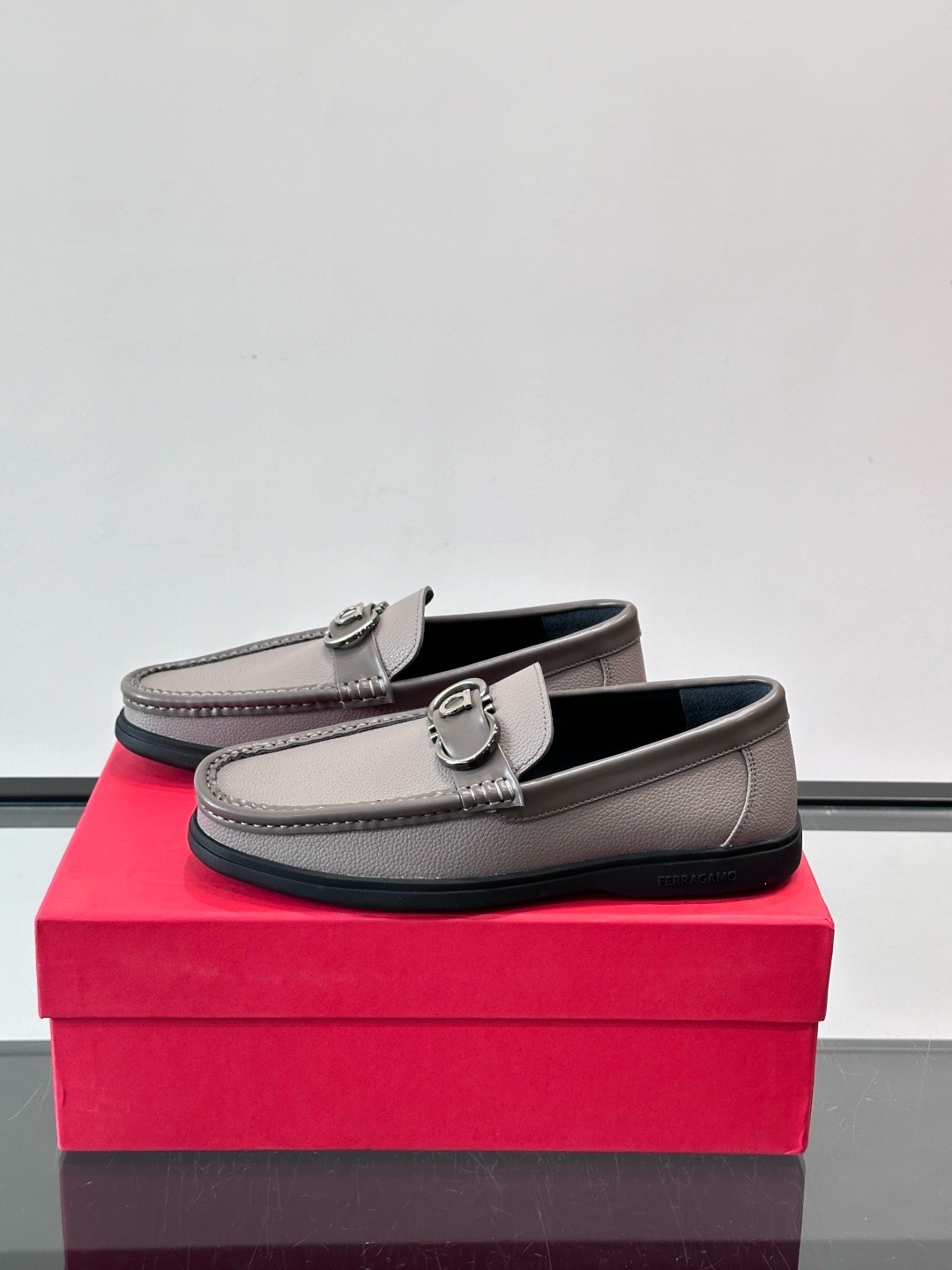Лоферы мужские в стиле Ferragamo Gancini серо-бежевого цвета
