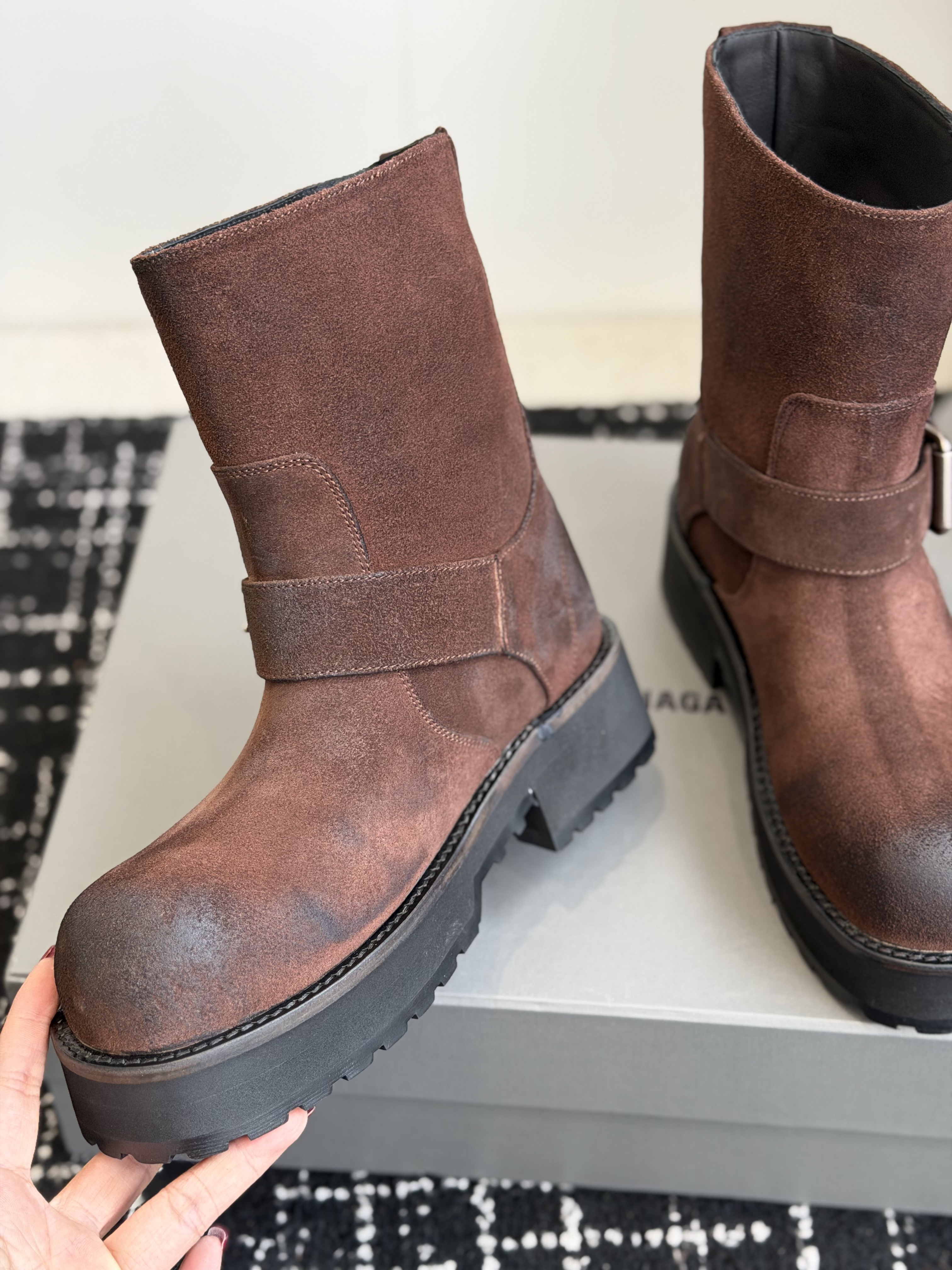 Ботинки женские Balenciaga Venom коричневого цвета