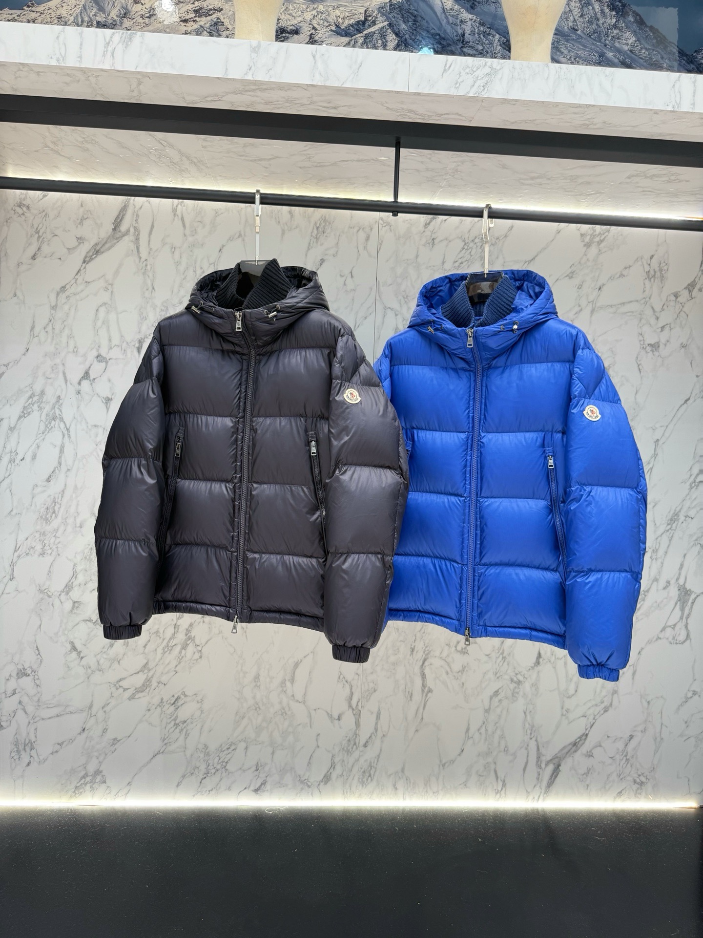 Пуховик мужской Moncler Maya синего цвета с натуральным пухом и съёмным капюшоном