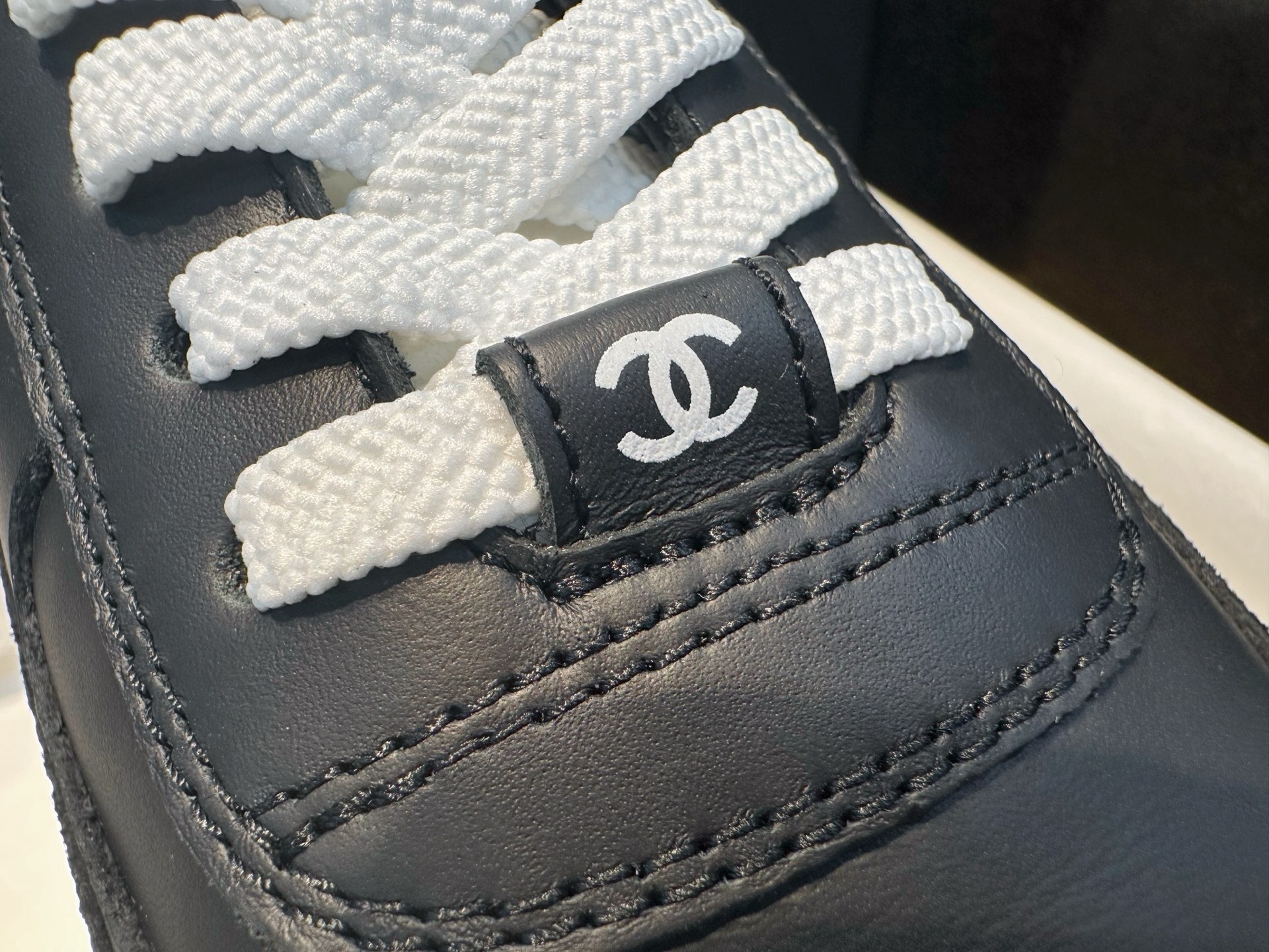 Кроссовки Chanel черного цвета с белыми вставками