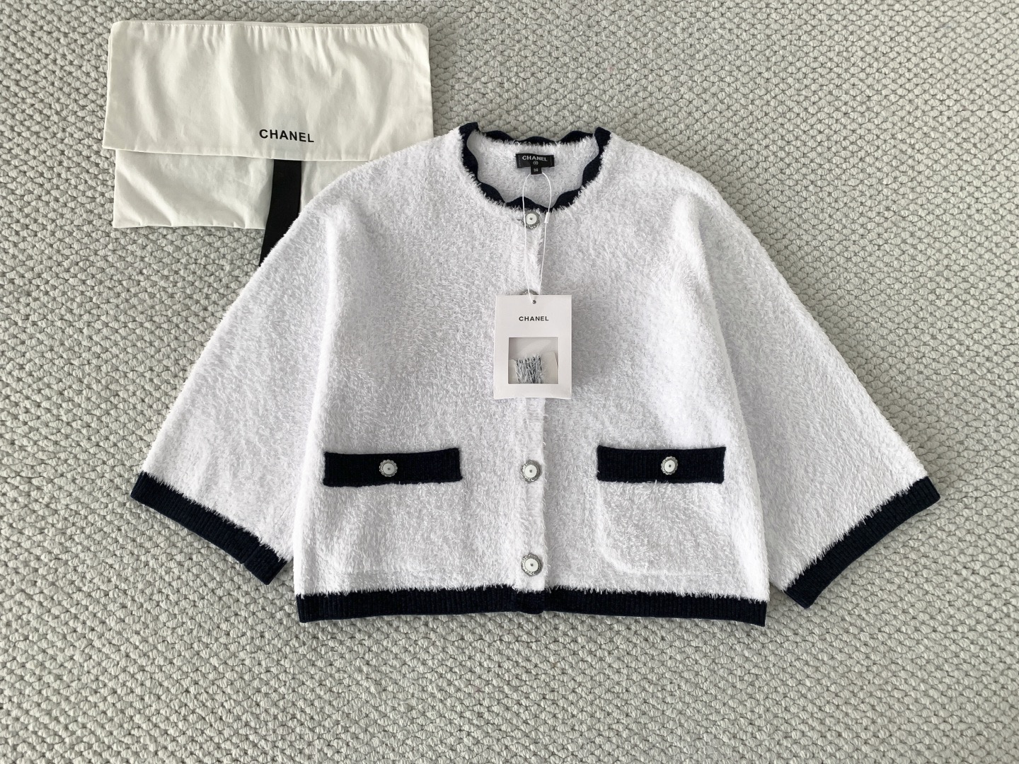 Кардиган женский в стиле Chanel белого цвета с контрастной отделкой