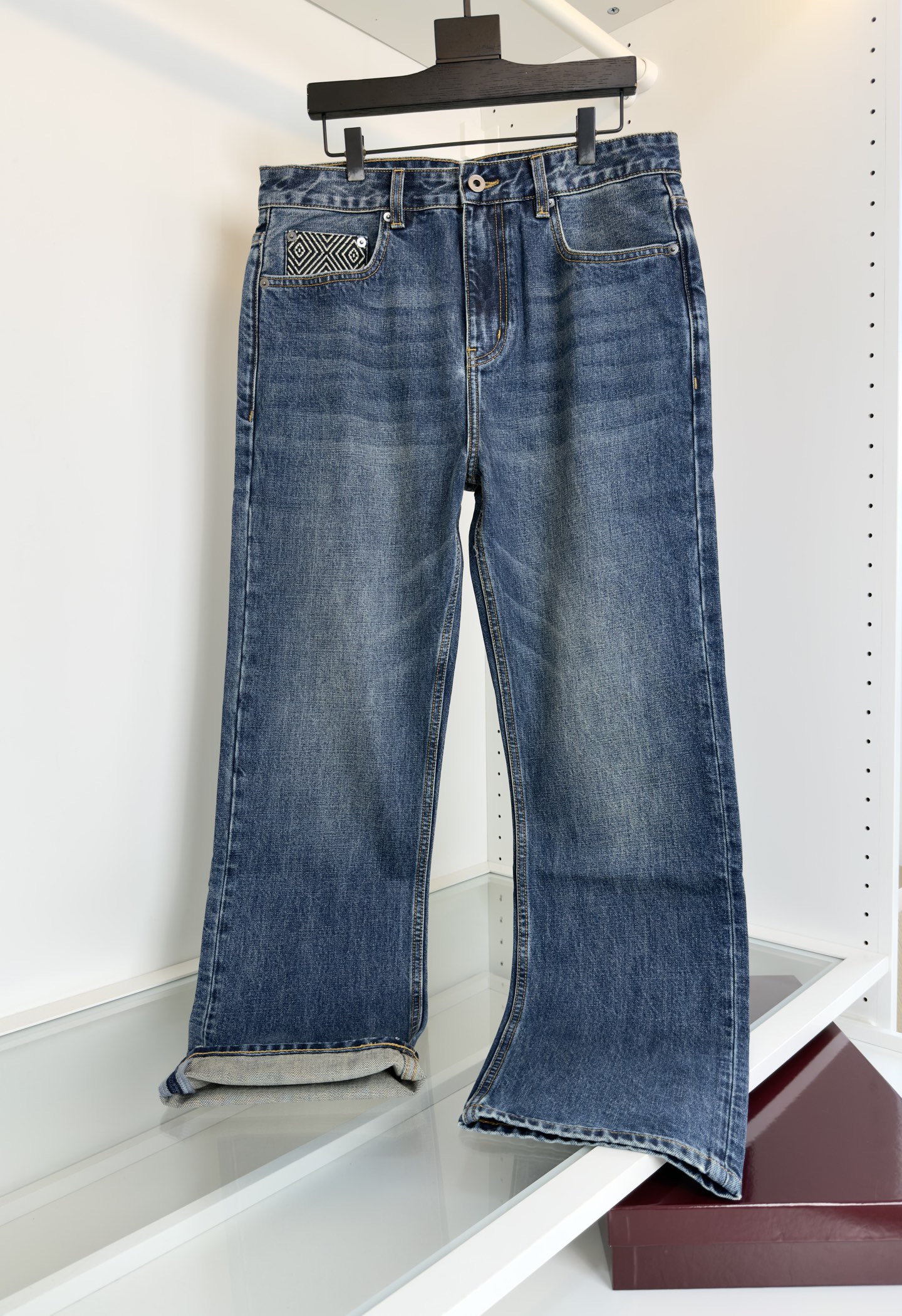 Джинсы мужские в стиле Valentino прямого кроя синего цвета из денима