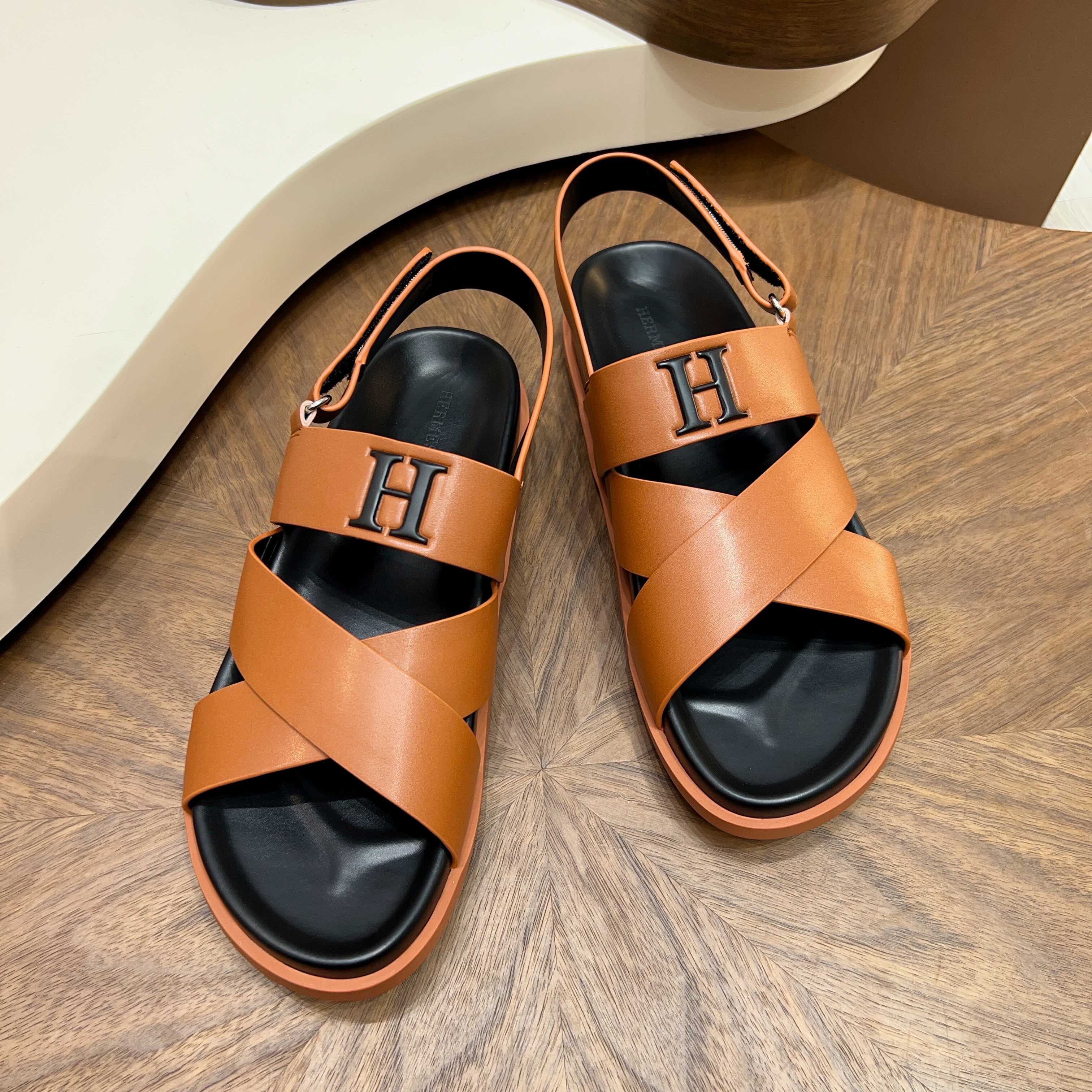 Сандалии мужские в стиле Hermès коричневого цвета
