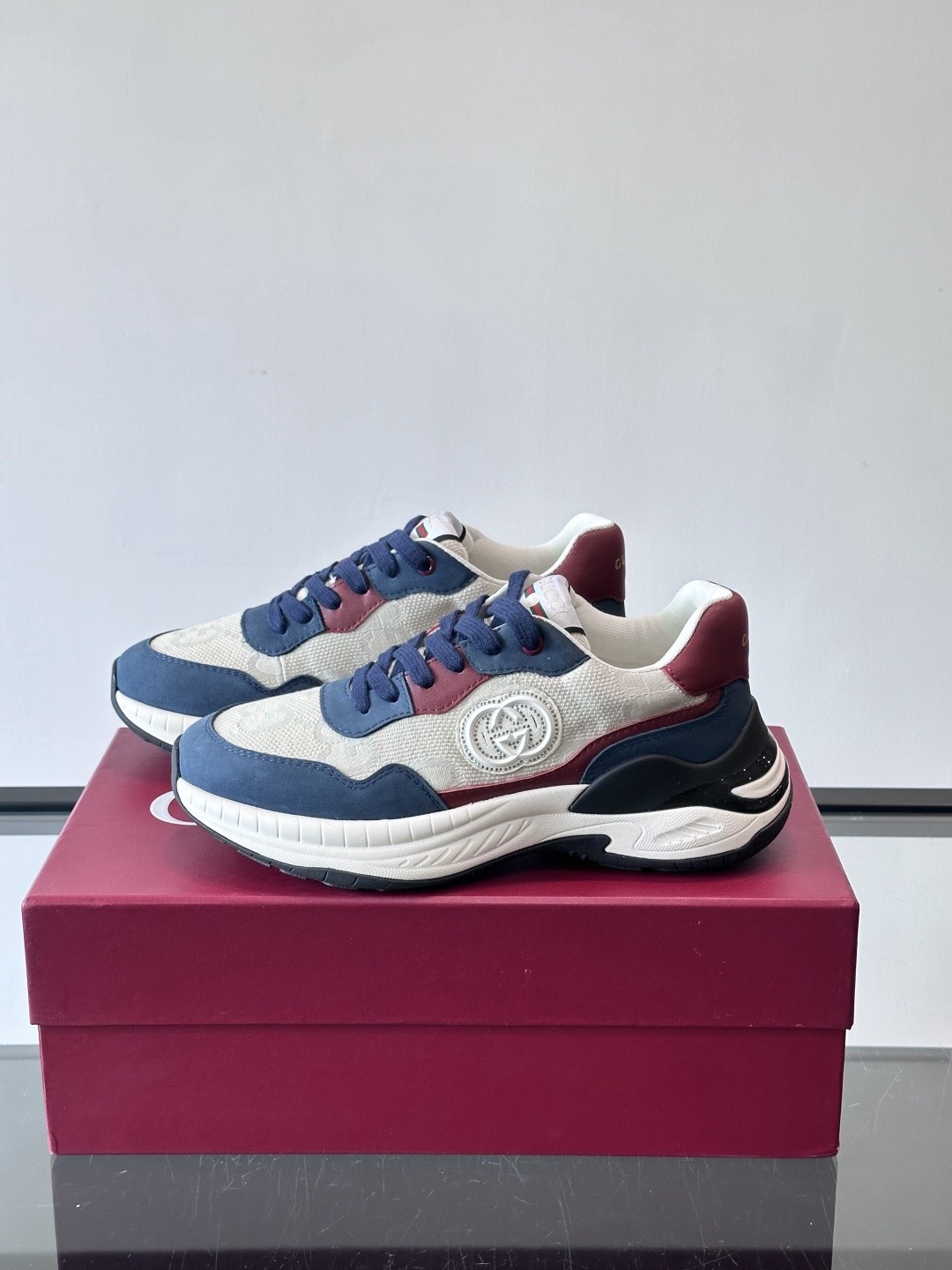 Кроссовки мужские в стиле Gucci бело-сине-красного цвета