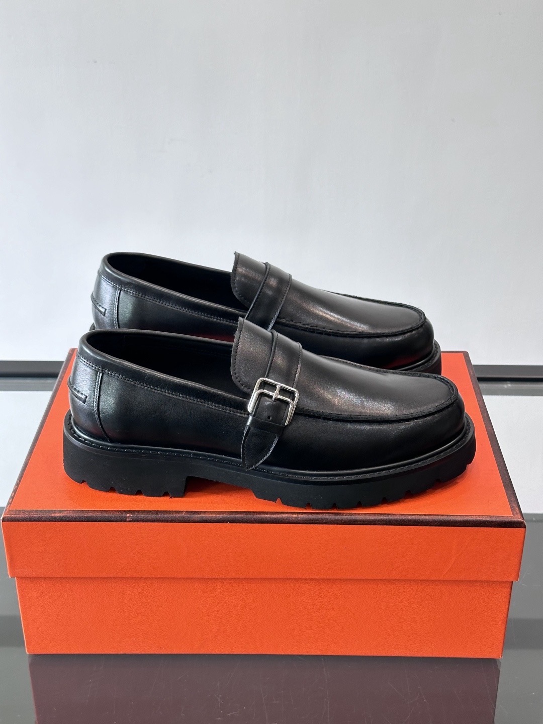 Лоферы мужские в стиле Hermes с пряжкой из натуральной кожи черного цвета