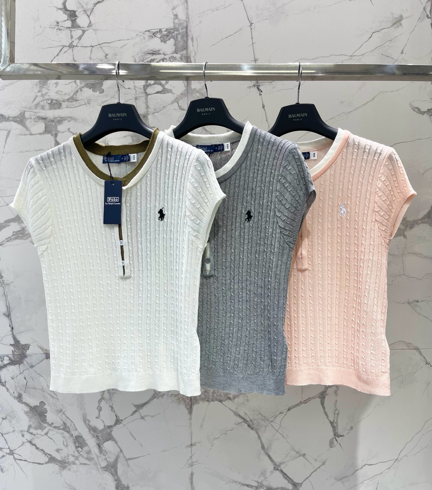 Джемпер женский Polo Ralph Lauren Mini-Cable Short-Sleeve Henley  серого цвета с вышитой эмблемой