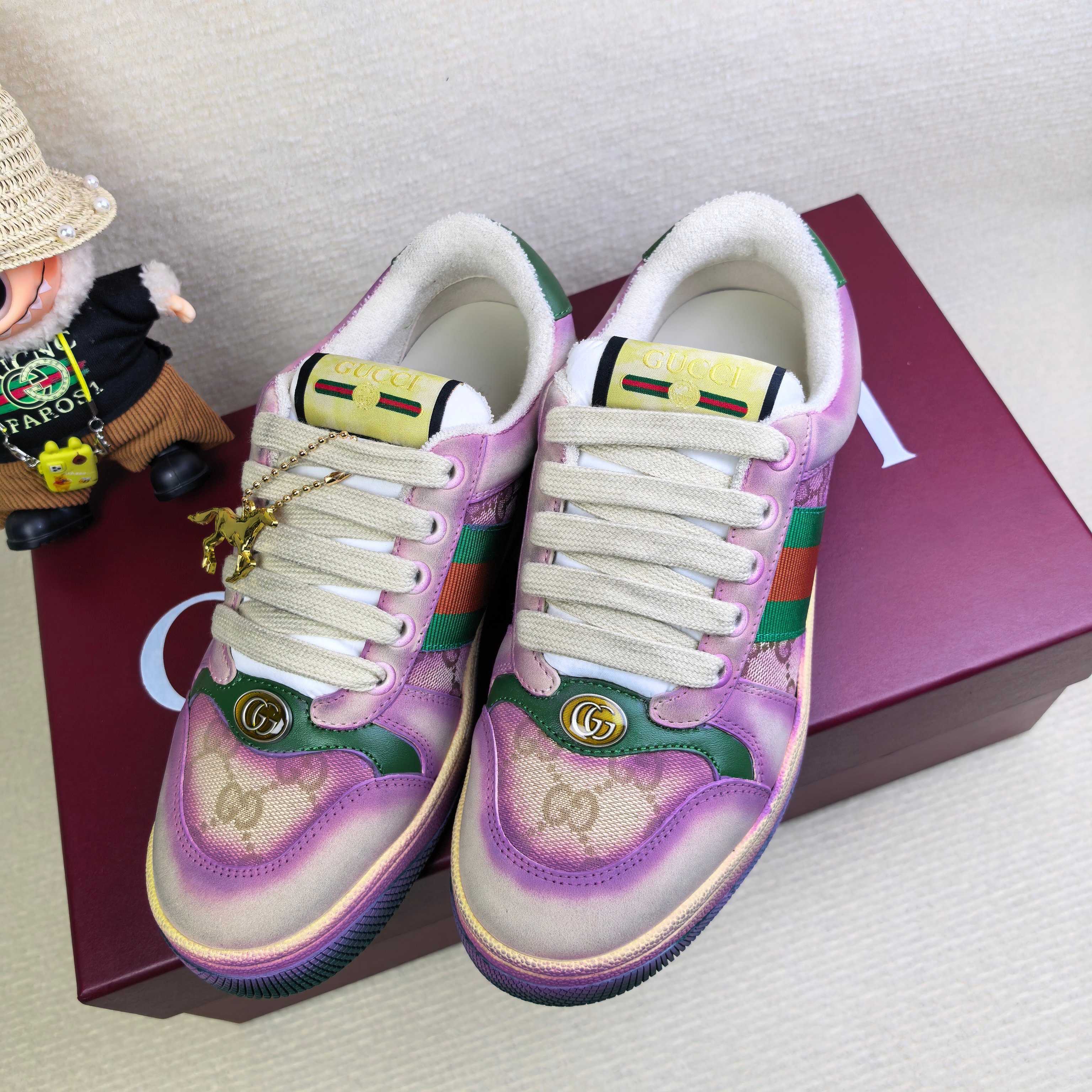 Кроссовки унисекс в стиле Gucci с градиентным переливом и декоративной подвеской