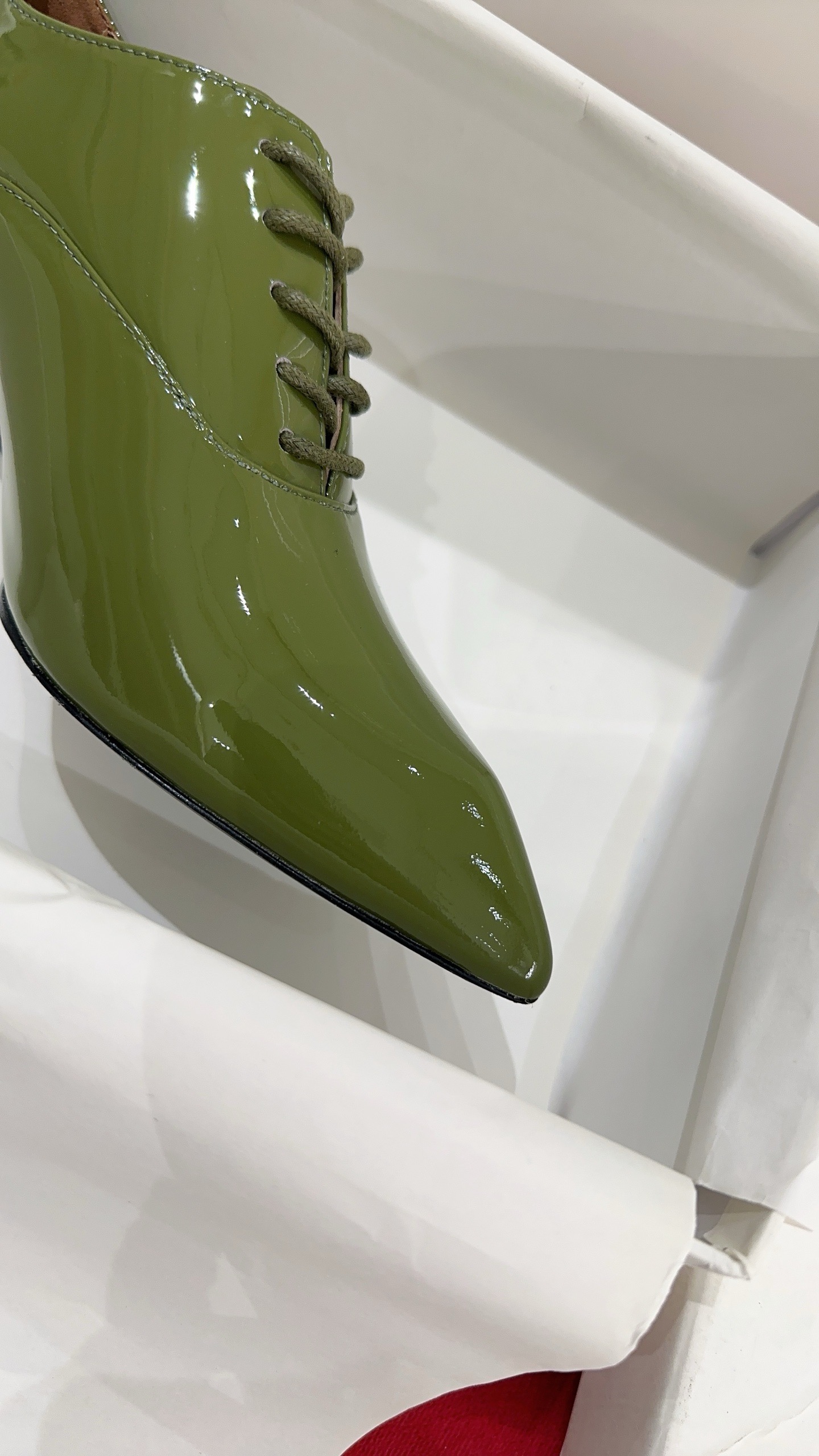 Туфли женские в стиле Jil Sander из лаковой натуральной кожи оливкового цвета