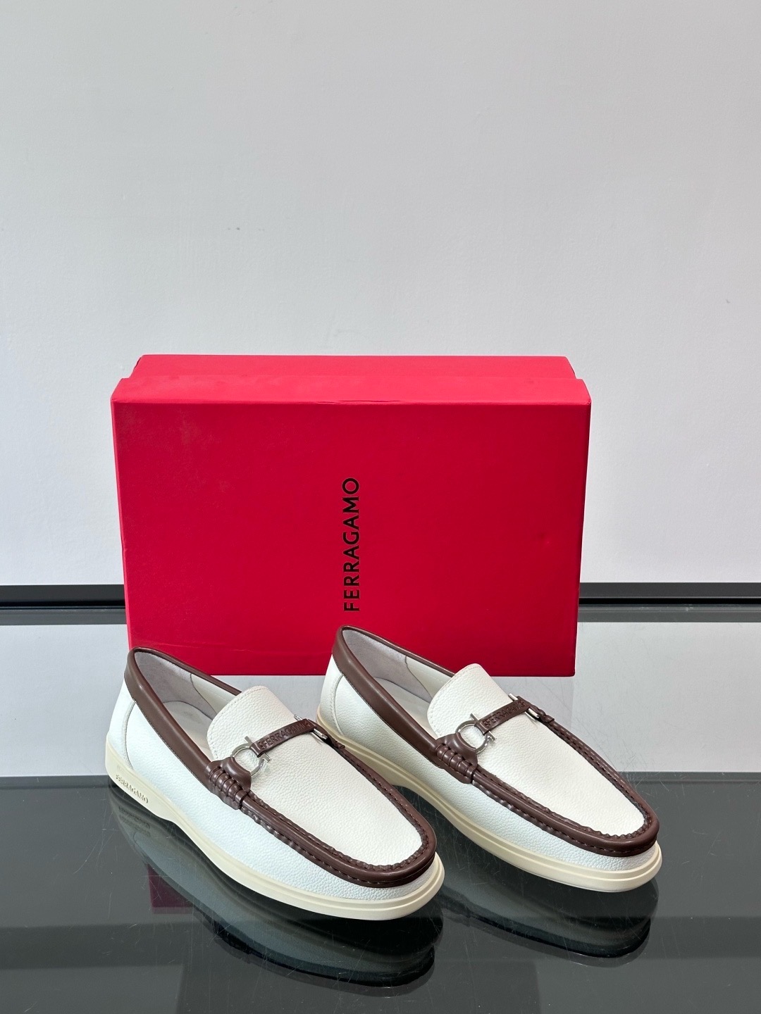 Лоферы мужские в стиле Ferragamo Gancini белого цвета с коричневой окантовкой