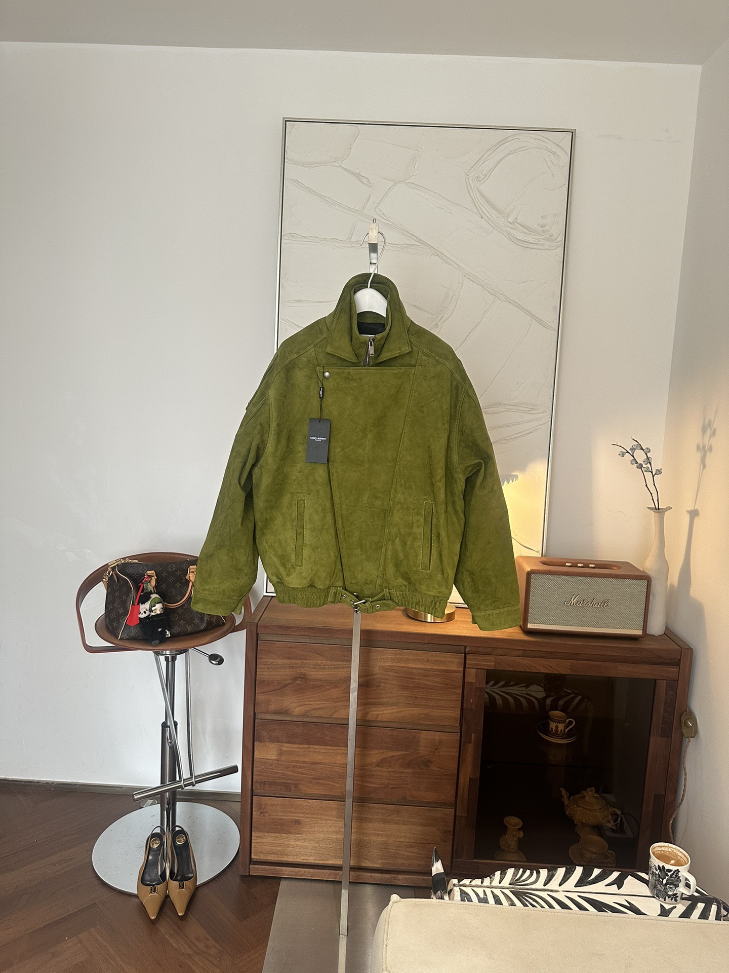 Куртка женская в стиле Saint Laurent из натуральной замши зелёного цвета укороченная с косой застёжкой