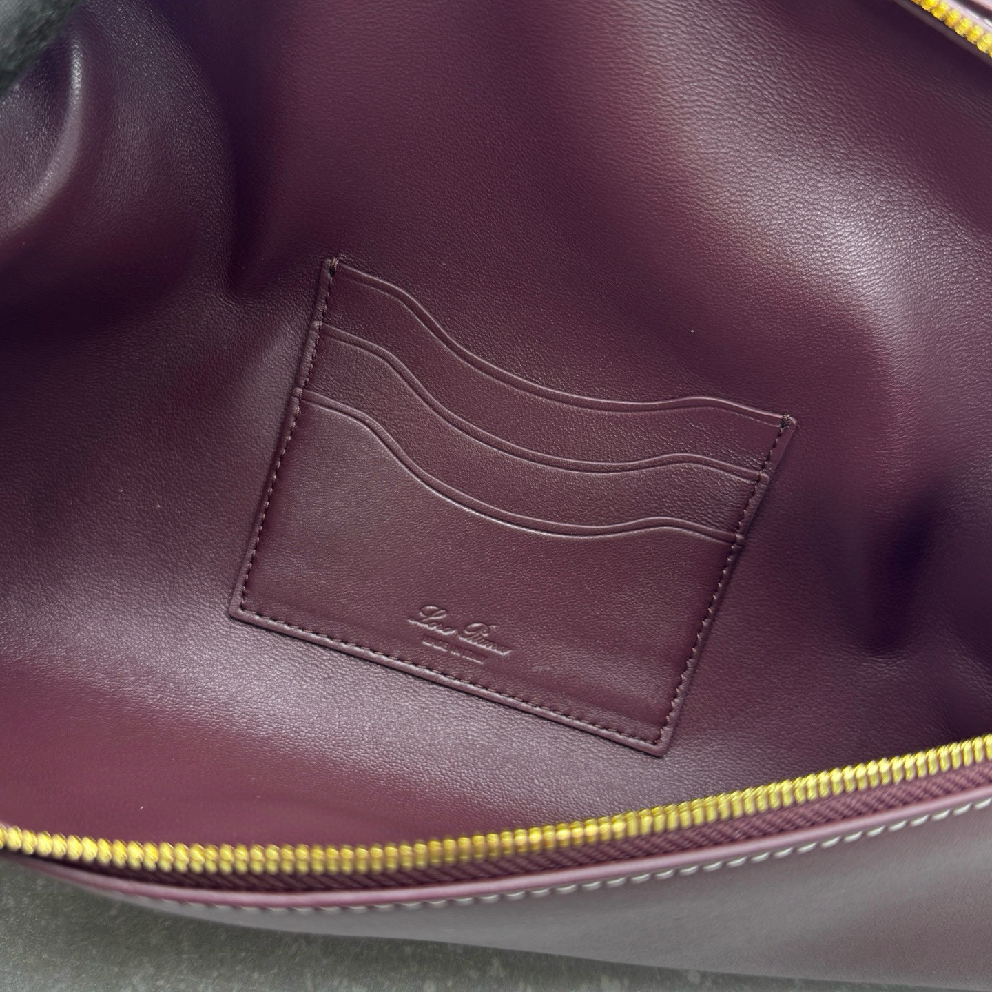 Сумка- клатч женский в стиле Loro Piana Extra Clutch L29 из натуральной кожи тёмно-бордового цвета