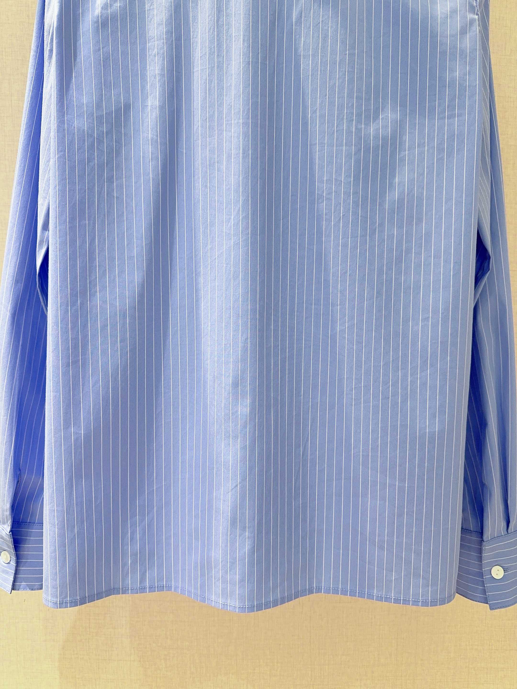 Рубашка женская в стиле CinqàSept  из хлопка голубого цвета  укороченная с декоративной отделкой