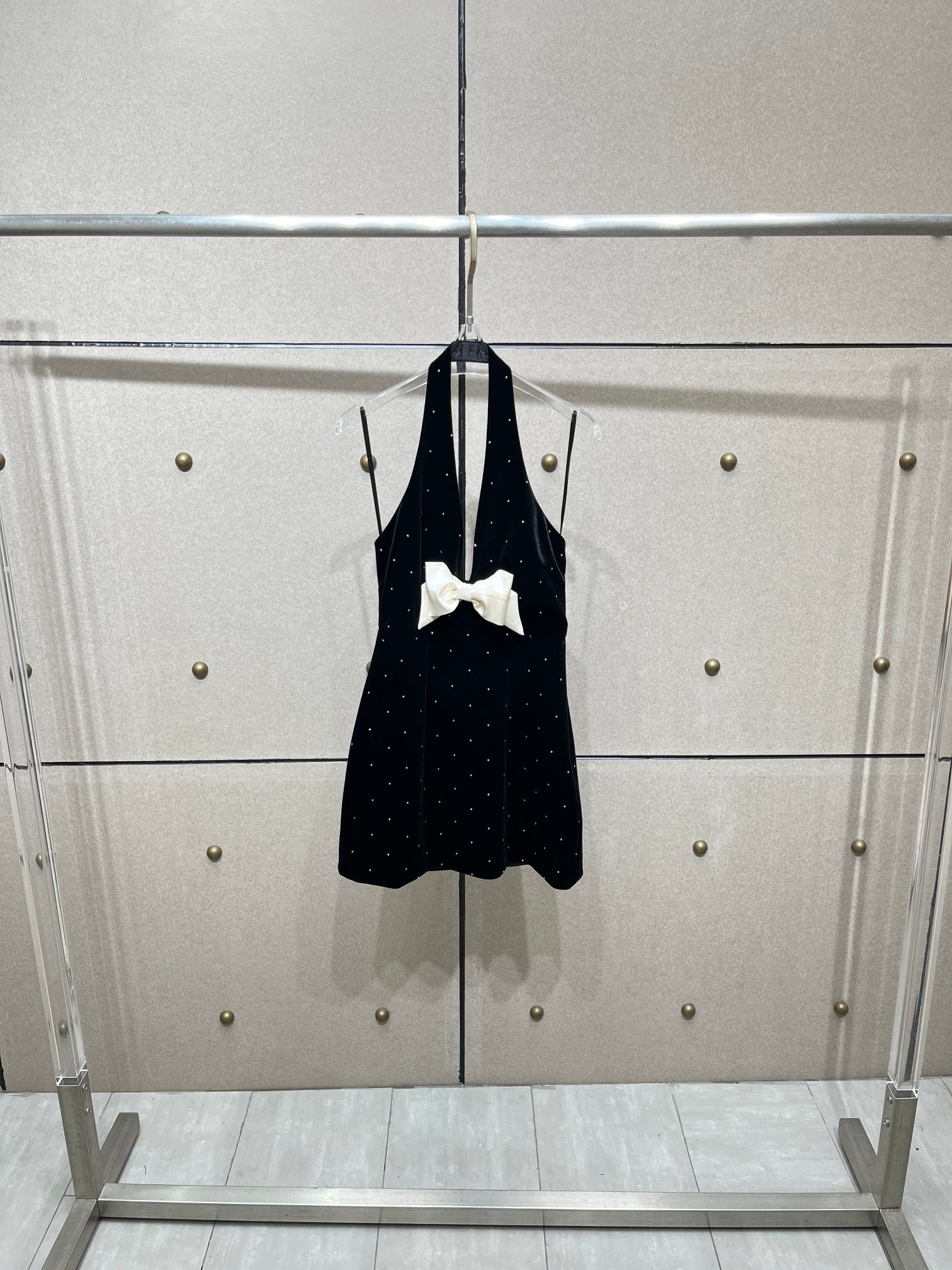 Платье женское из эластичного текстиля чёрного цвета с декором из кристаллов и бантом