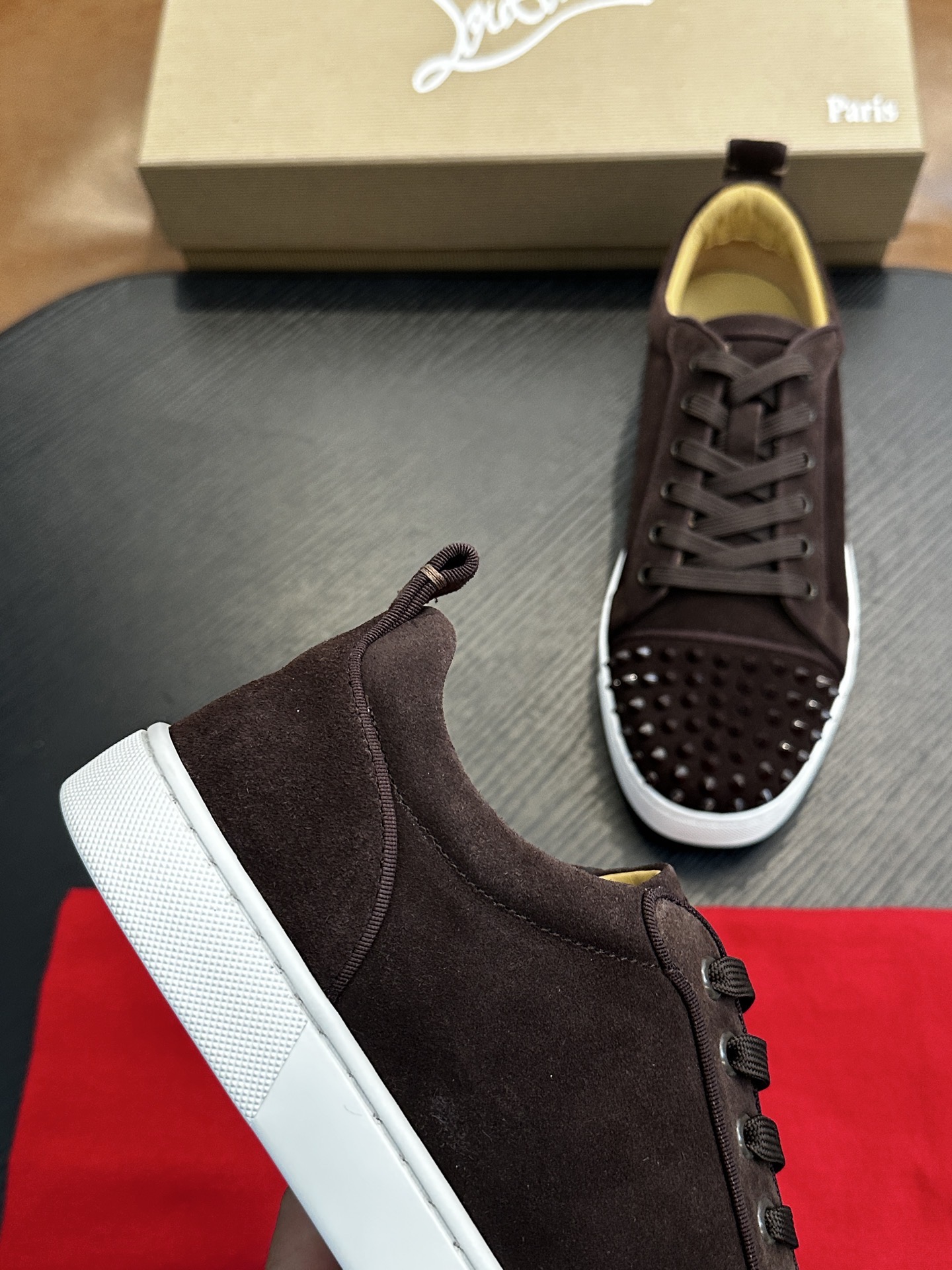 Кроссовки мужские в стиле Christian Louboutin коричневого цвета с шипами и белой подошвой