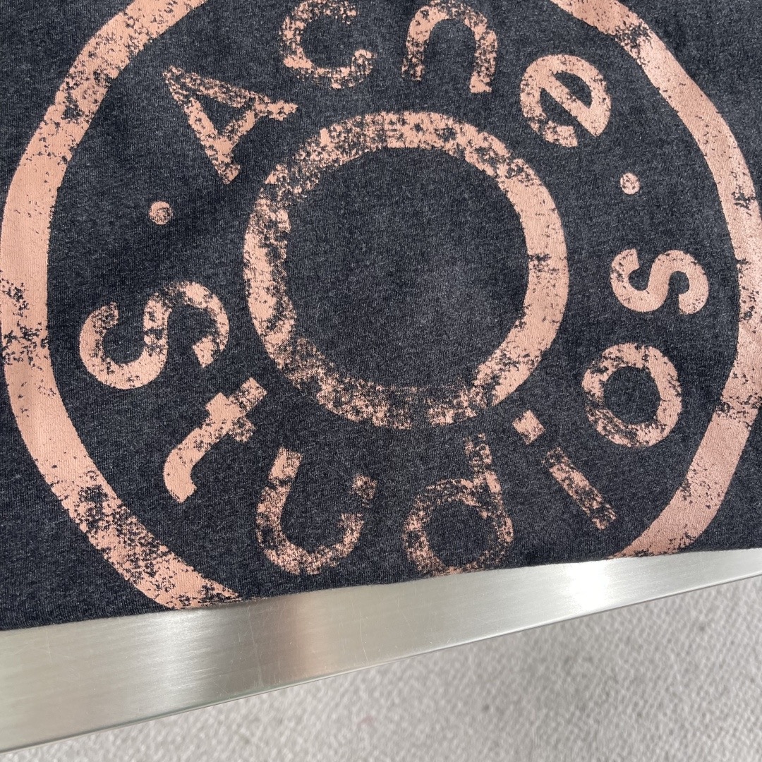 Футболка мужская в стиле Acne Studios с принтом тёмно-серого цвета