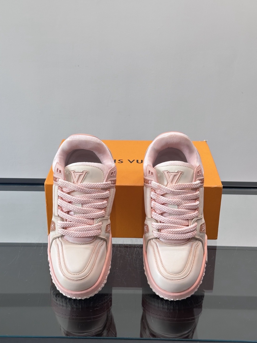 Кроссовки унисекс в стиле Louis Vuitton Trainer розового цвета