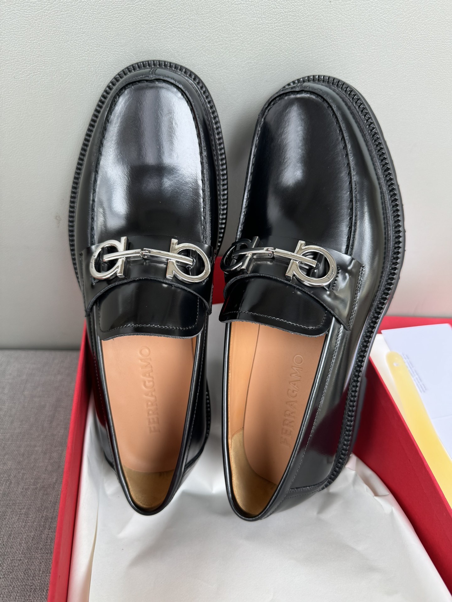 Лоферы мужские в стиле Salvatore Ferragamo с металлической пряжкой чёрного цвета