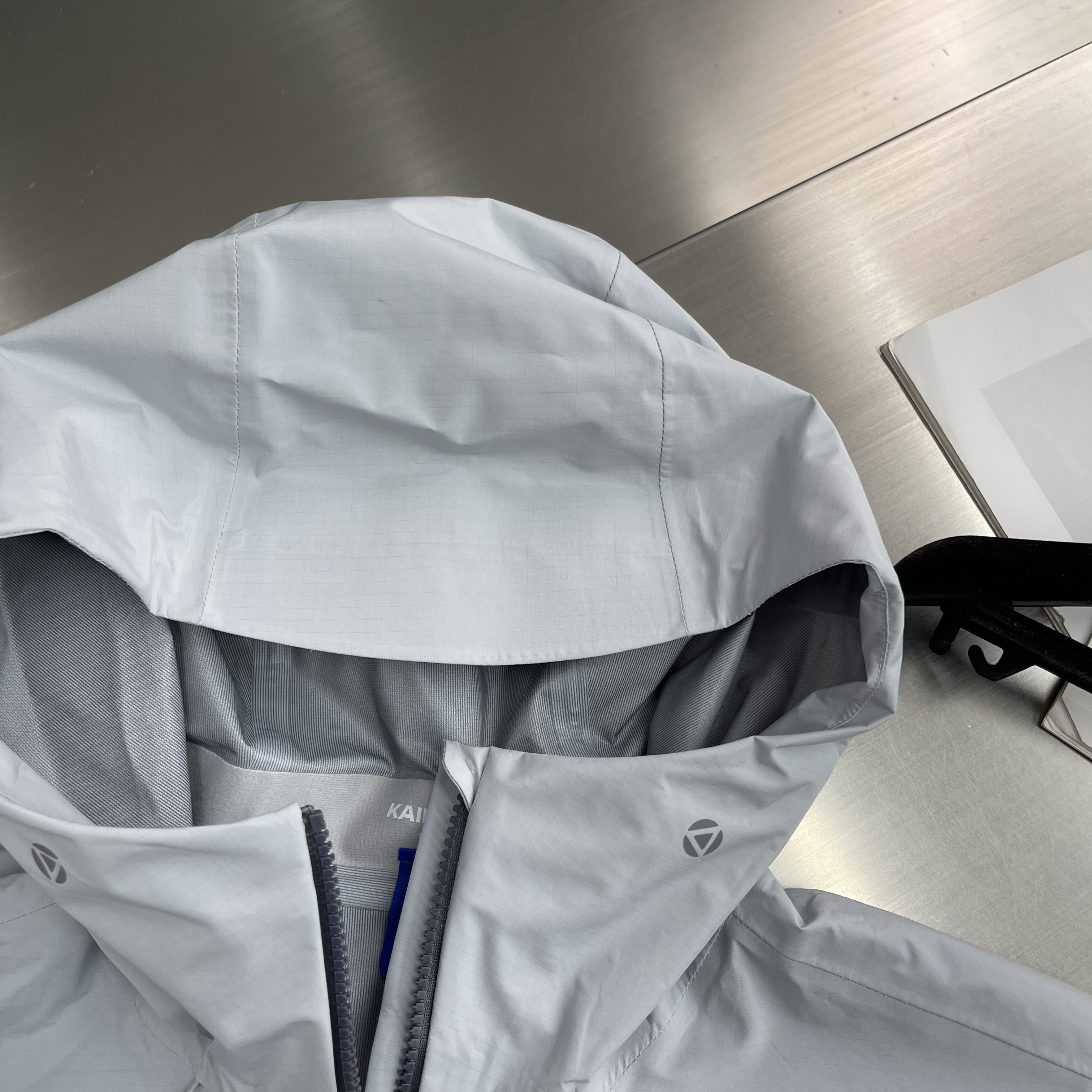 Куртка мужская Kailas softshell с капюшоном светло-серого цвета водо- и ветрозащитная