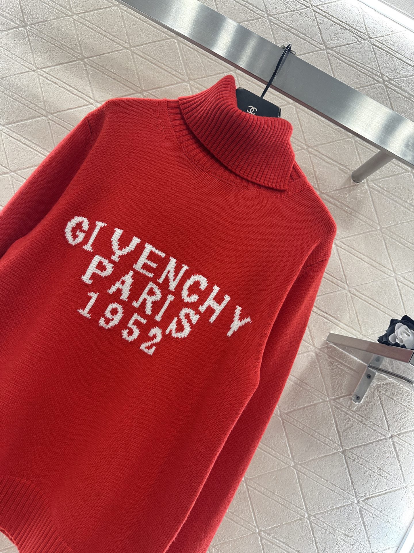 Свитер женский Givenchy Paris 1952 красный цвета с высоким воротом