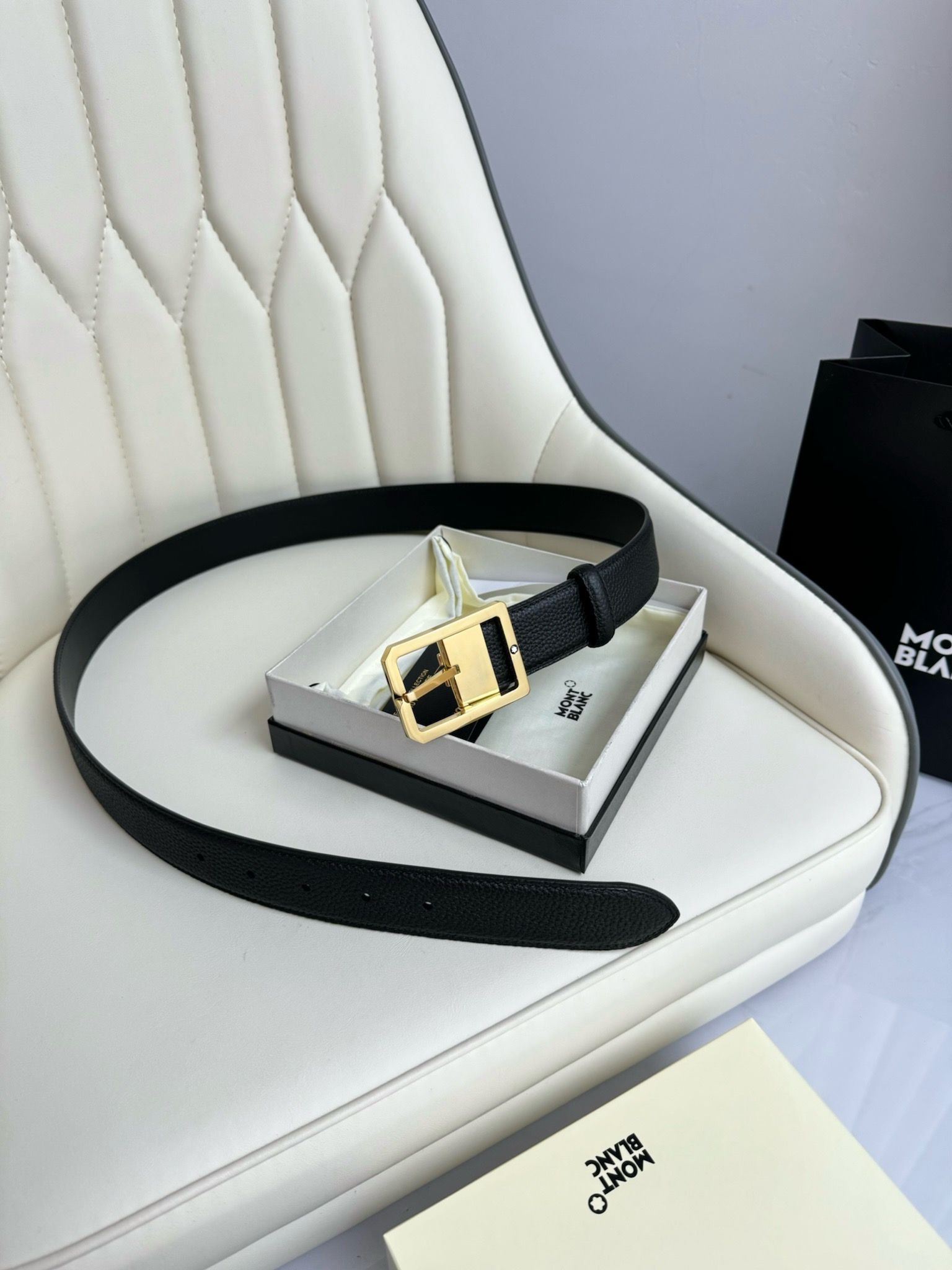 Ремень мужской Montblanc чёрного цвета с классической пряжкой