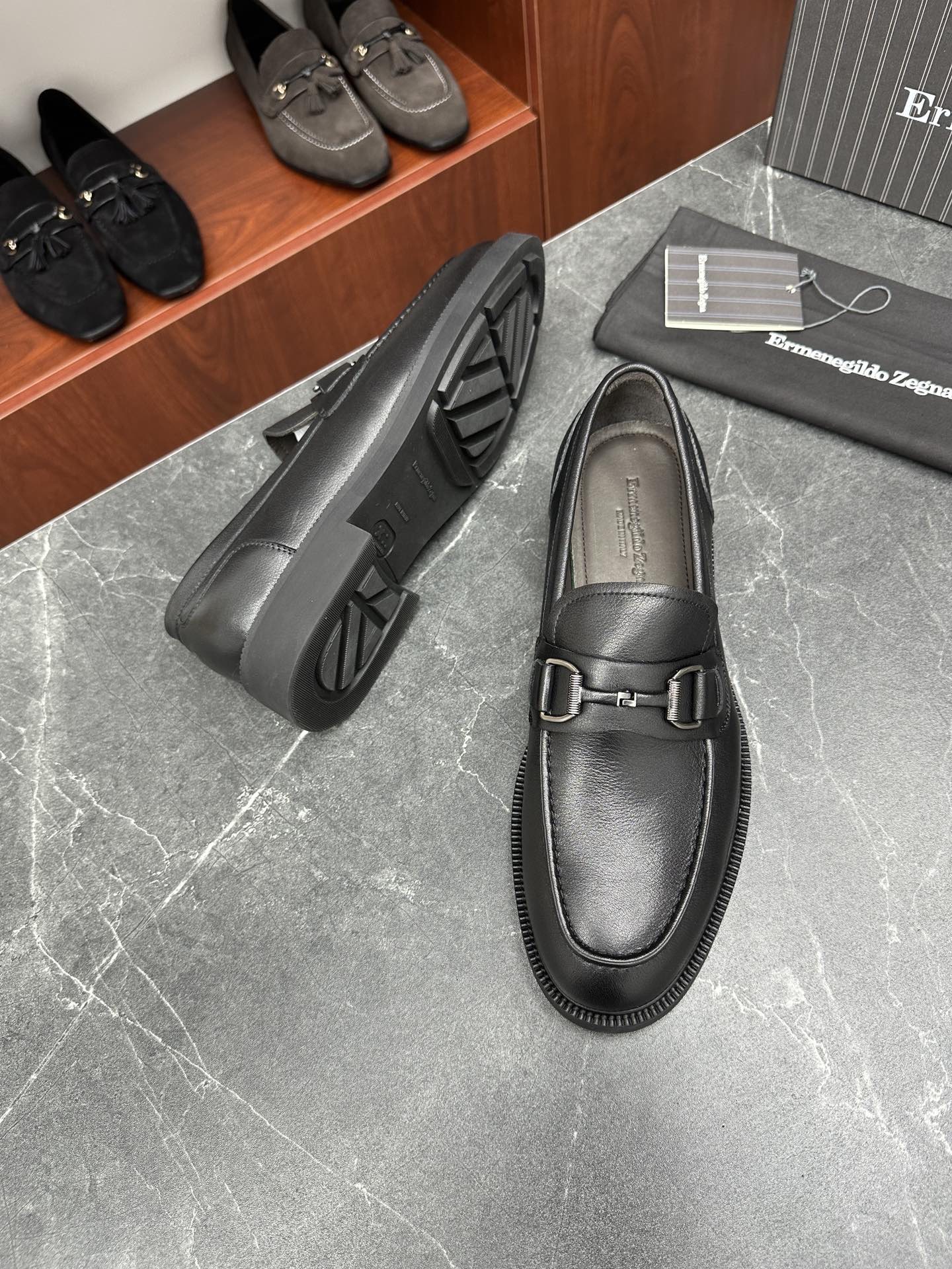 Лоферы мужские в стиле Ermenegildo Zegna с пряжкой чёрного цвета