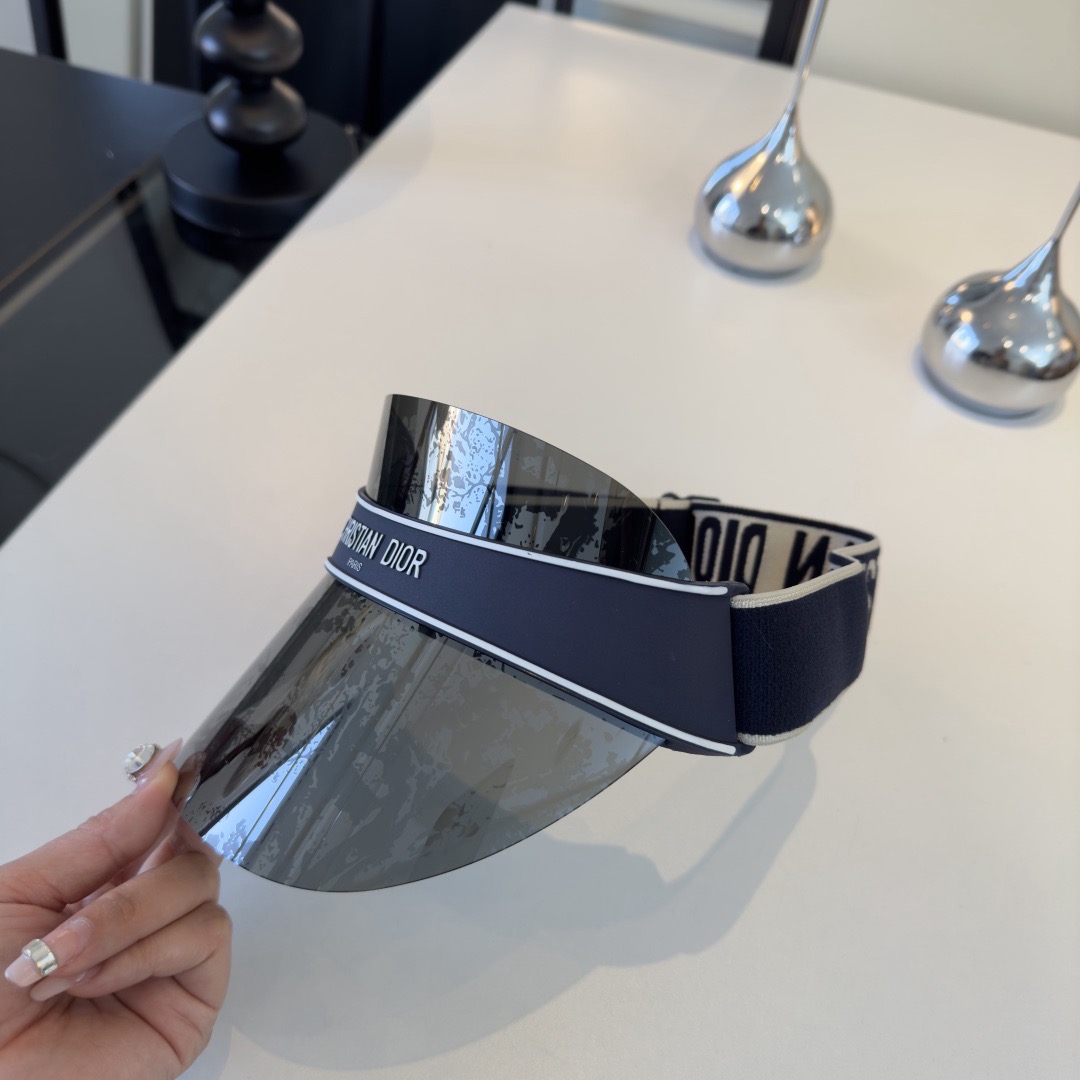 Козырёк женский в стиле Chanel серебристого цвета