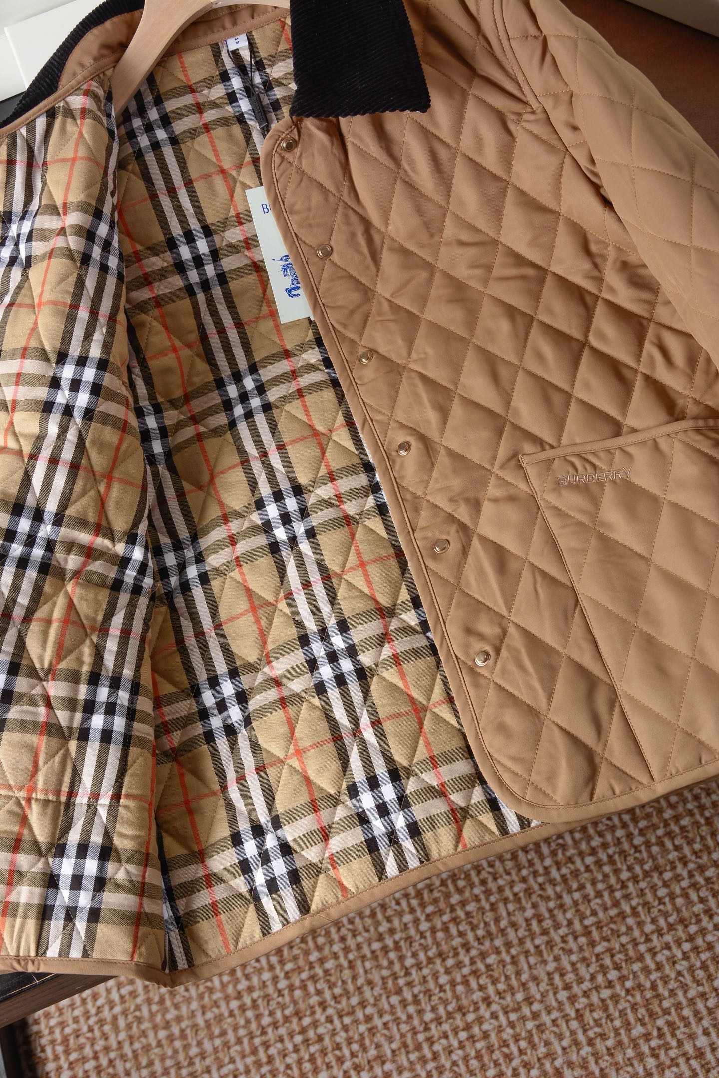 Куртка женская в стиле Burberry укороченная светло-коричневого цвета